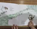 百年百部图画书系：小山羊和小老虎 朗朗上口的童谣故事（水墨画）(中国环境标志产品 绿色印刷)  实拍图