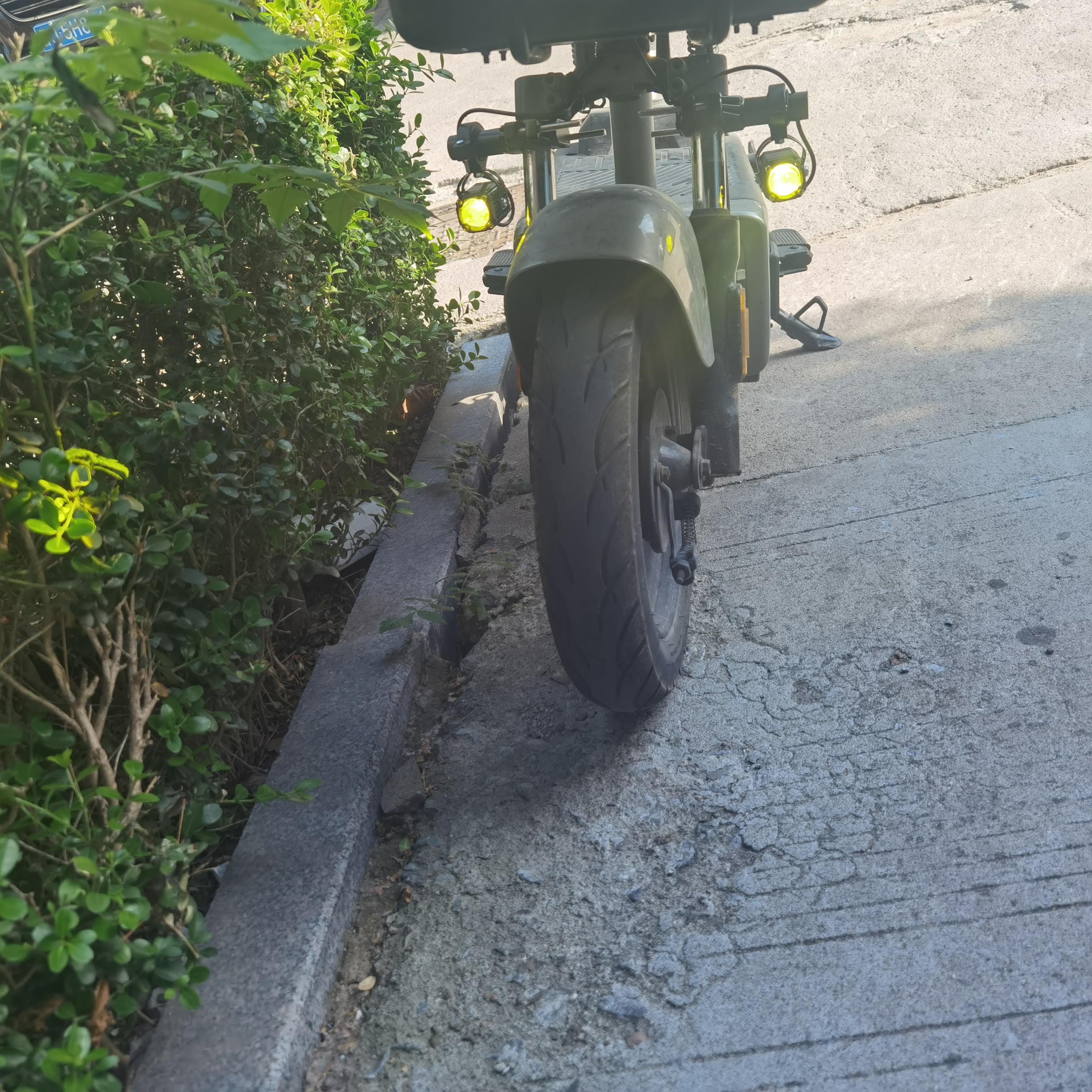 丛象摩托车射灯电动车led辅助灯外置大灯电瓶车改装强光超亮透镜射灯 红魔眼射灯一对带爆闪+开关配件 实拍图