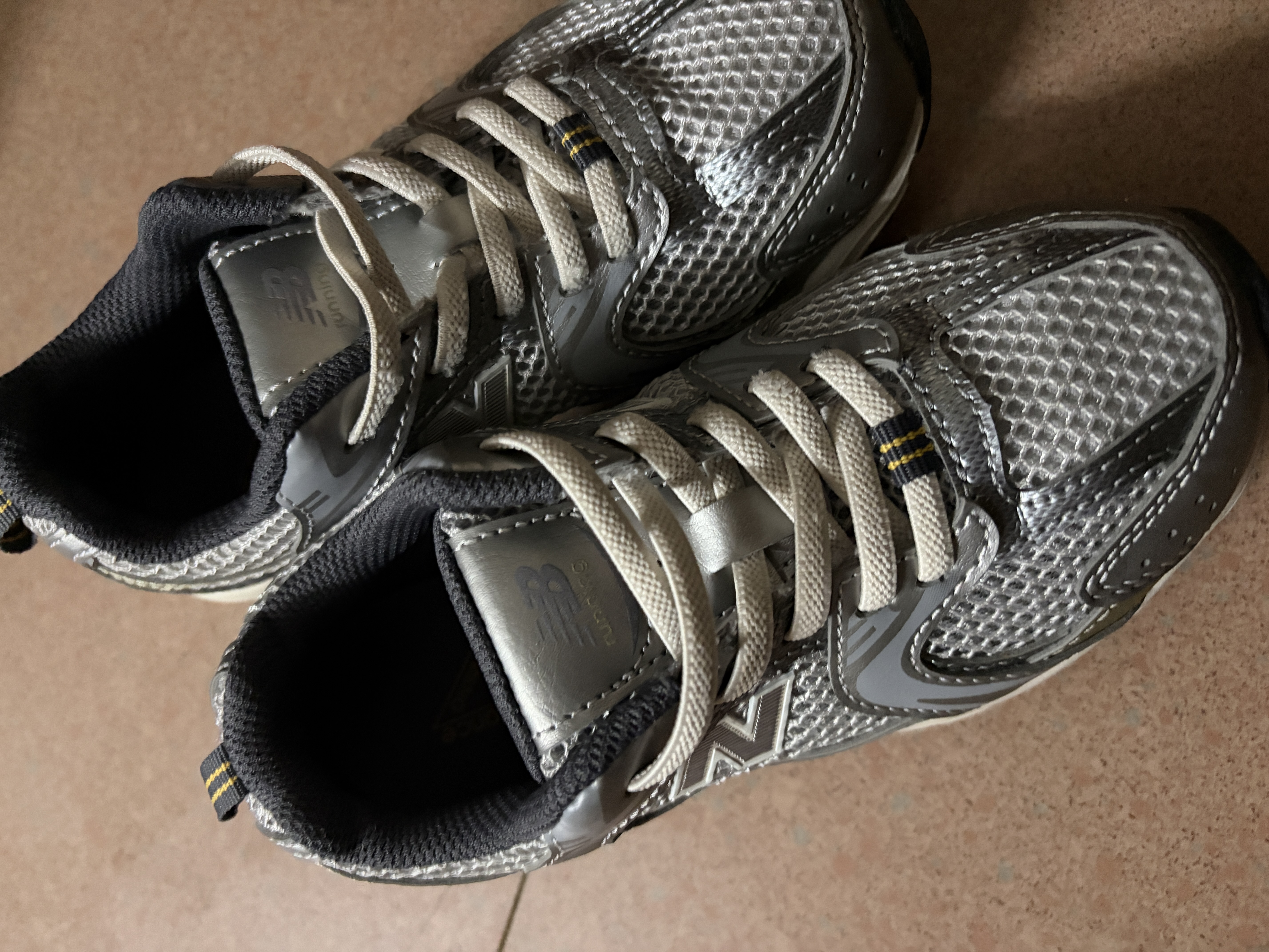 NEW BALANCE童鞋 4-7岁中童春季潮酷Y2K运动休闲鞋MR530KMW 实拍图