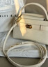CHARLES&KEITH鳄鱼纹凯莉包手提斜挎婚包包女包生日520礼物CK2-50270880-1 Ivory象牙色 S 实拍图