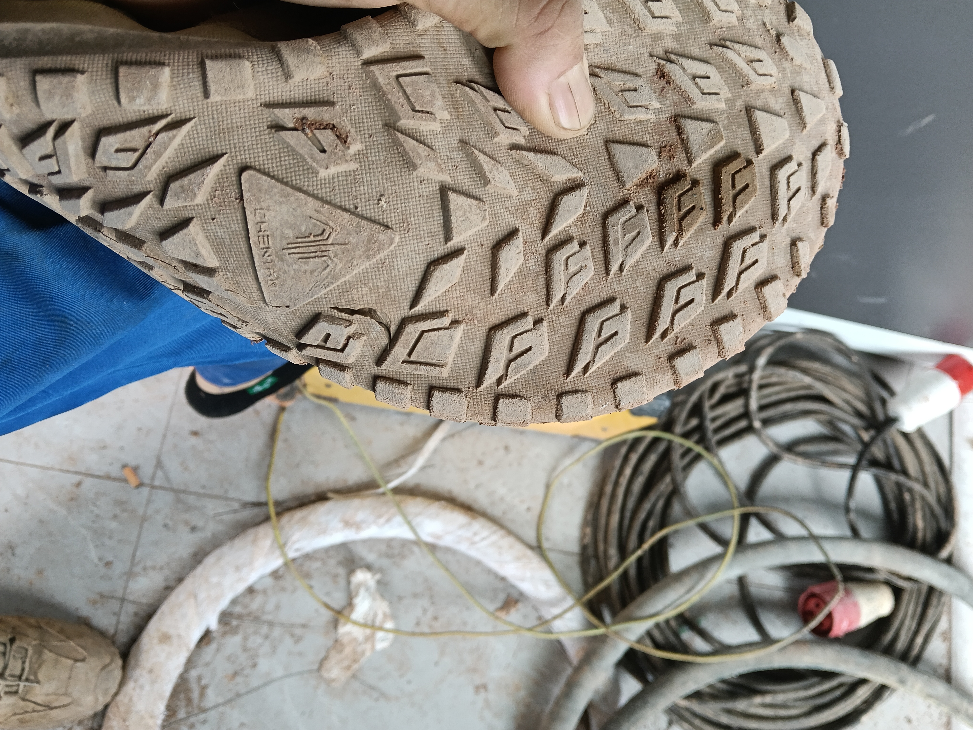 赤诚鸟劳保鞋男防砸防刺穿塑包头绝缘鞋电工软底轻便夏季透气工地耐磨安全工作鞋 2326沙色 45  实拍图