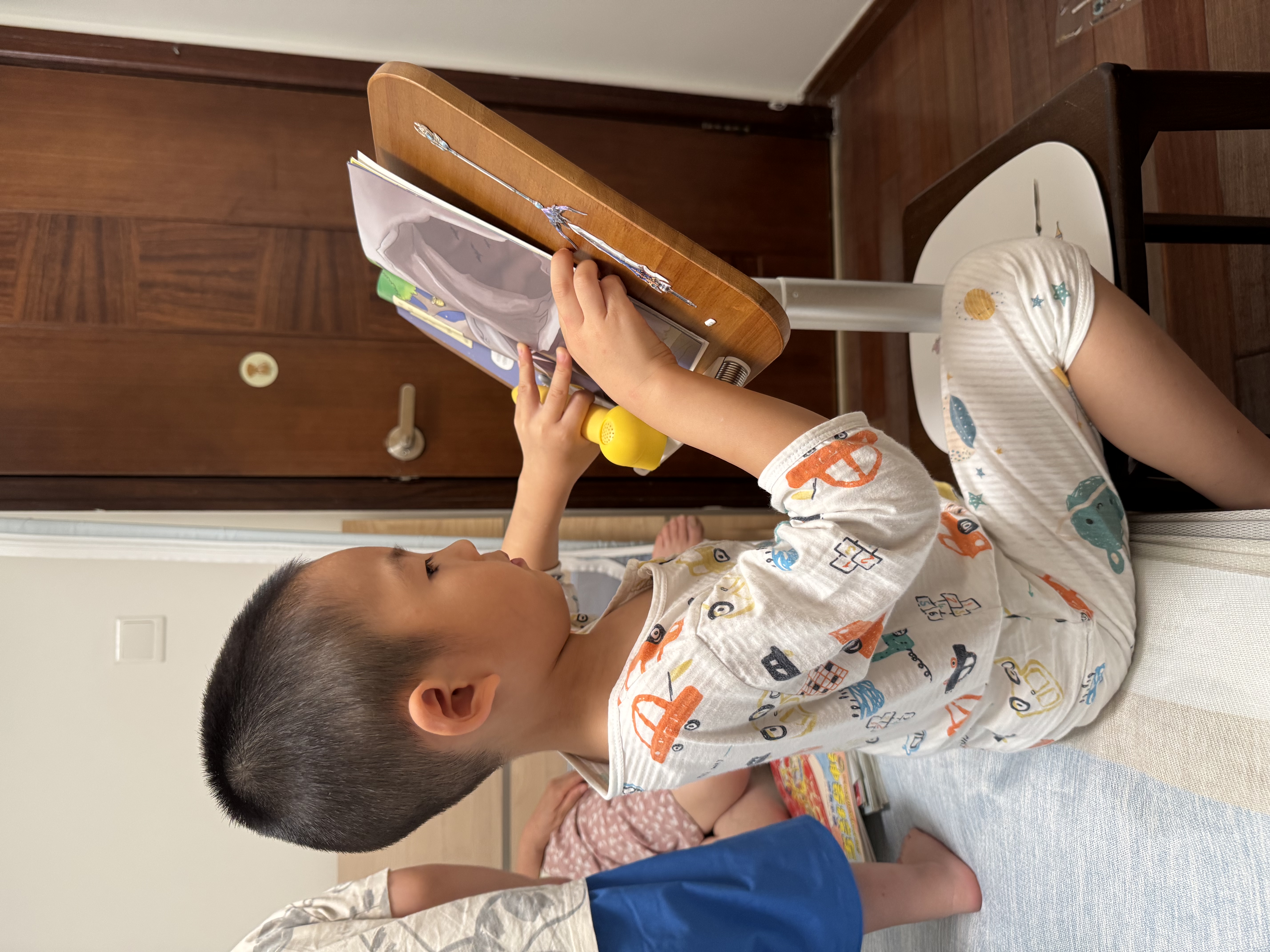 小天手机支架阅读架儿童看书支架读书学习支架桌面阅读架可升降折叠学生实木多功能ipad平板支架落地架 实拍图