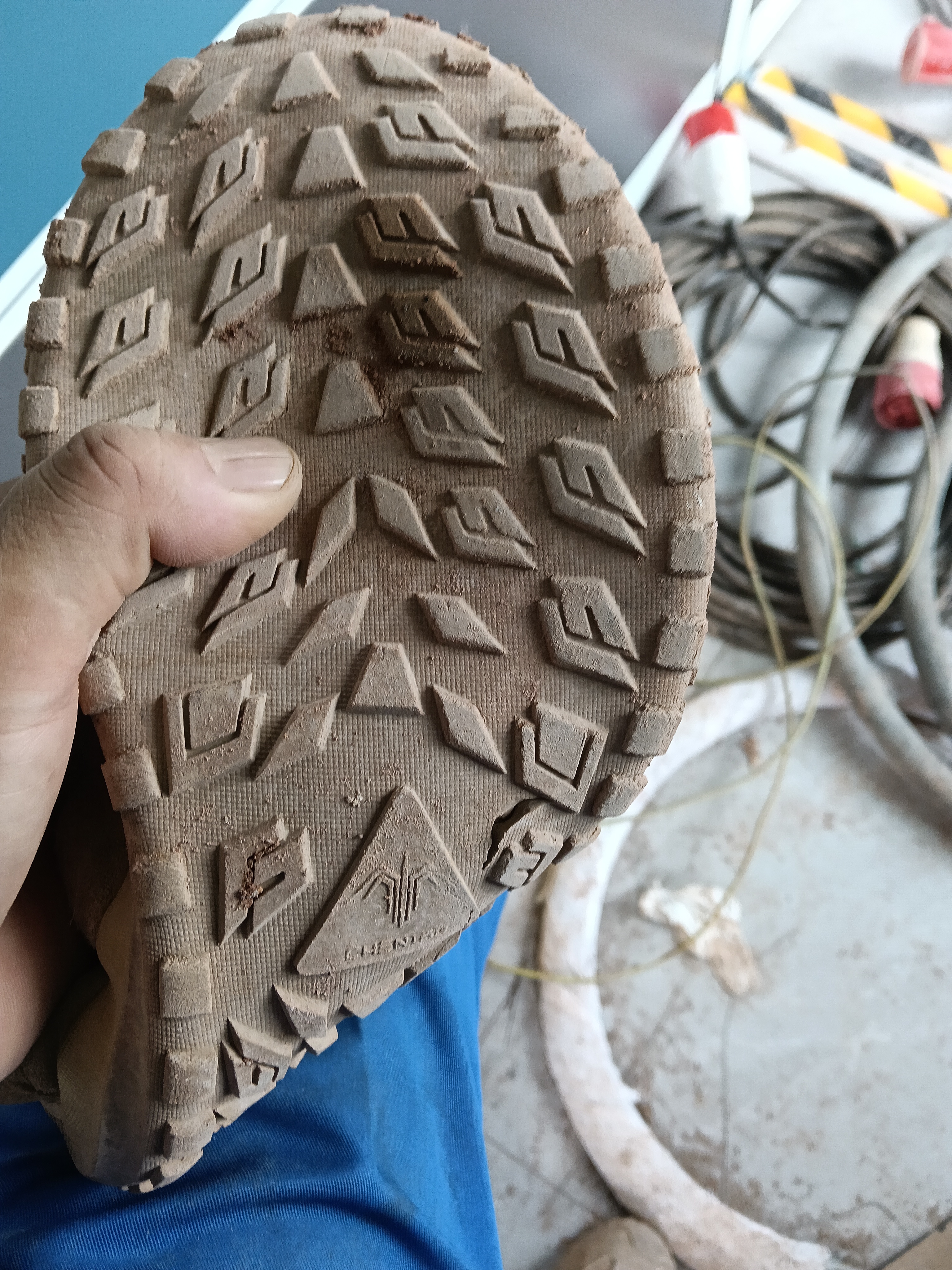 赤诚鸟劳保鞋男防砸防刺穿塑包头绝缘鞋电工软底轻便夏季透气工地耐磨安全工作鞋 2326沙色 45  实拍图