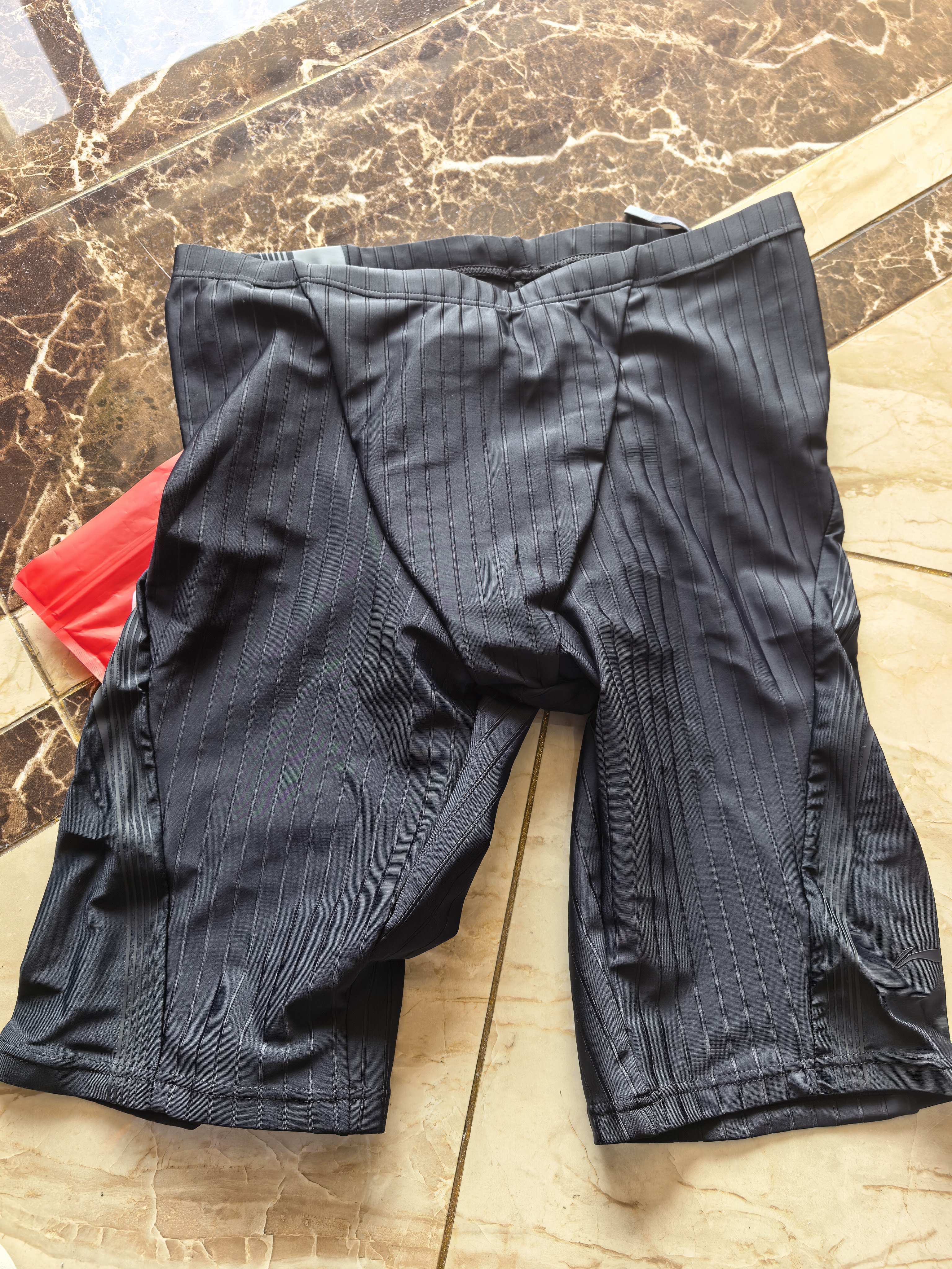 李宁（LI-NING） 泳裤男士速干暗纹印花竞速及膝游泳裤泡温泉男泳衣训练游泳装备 进阶黑高阶黑【导水槽】 XL 【身高175-180体重65-75kg】 实拍图