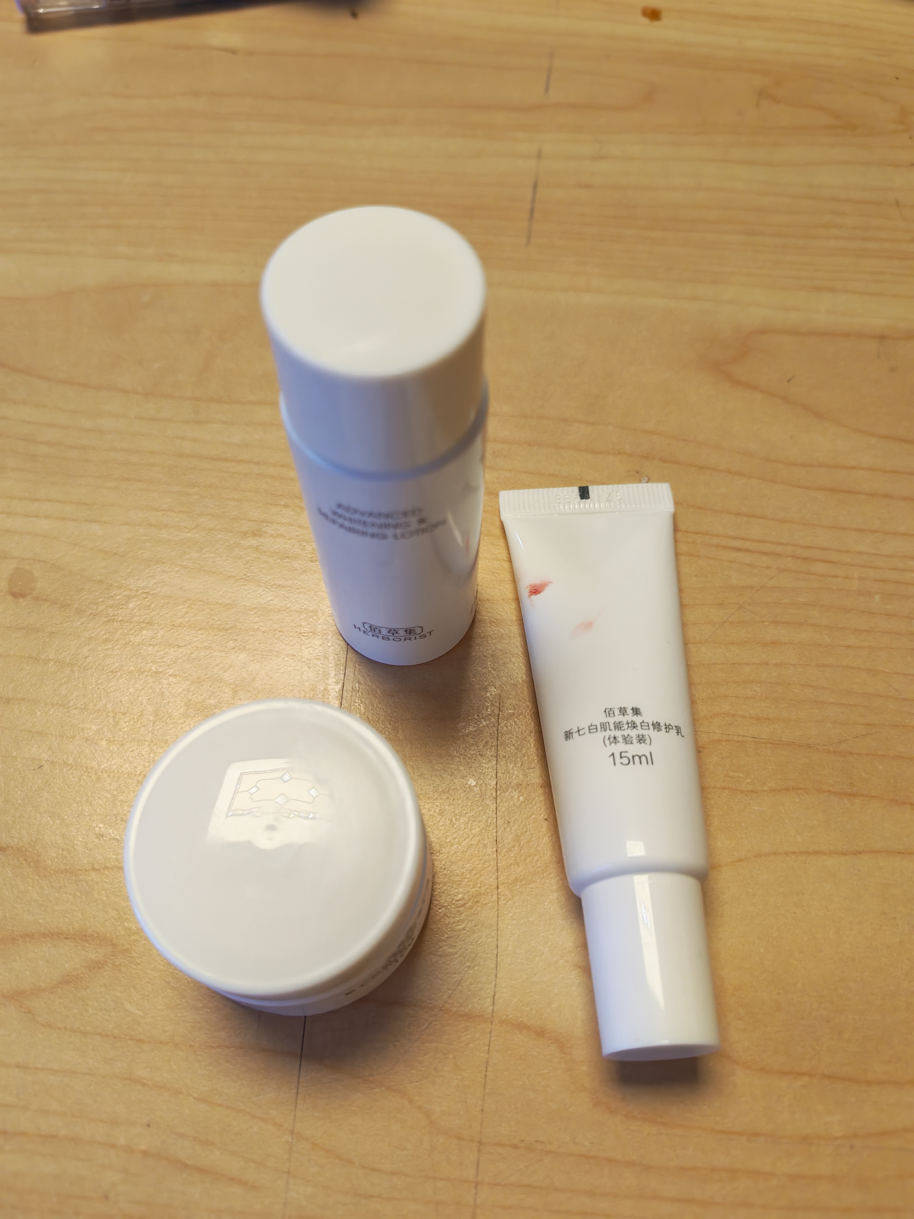 佰草集新七白美白修护淡斑去黄补水护肤套装(水30ml+乳15ml+霜10g) 实拍图