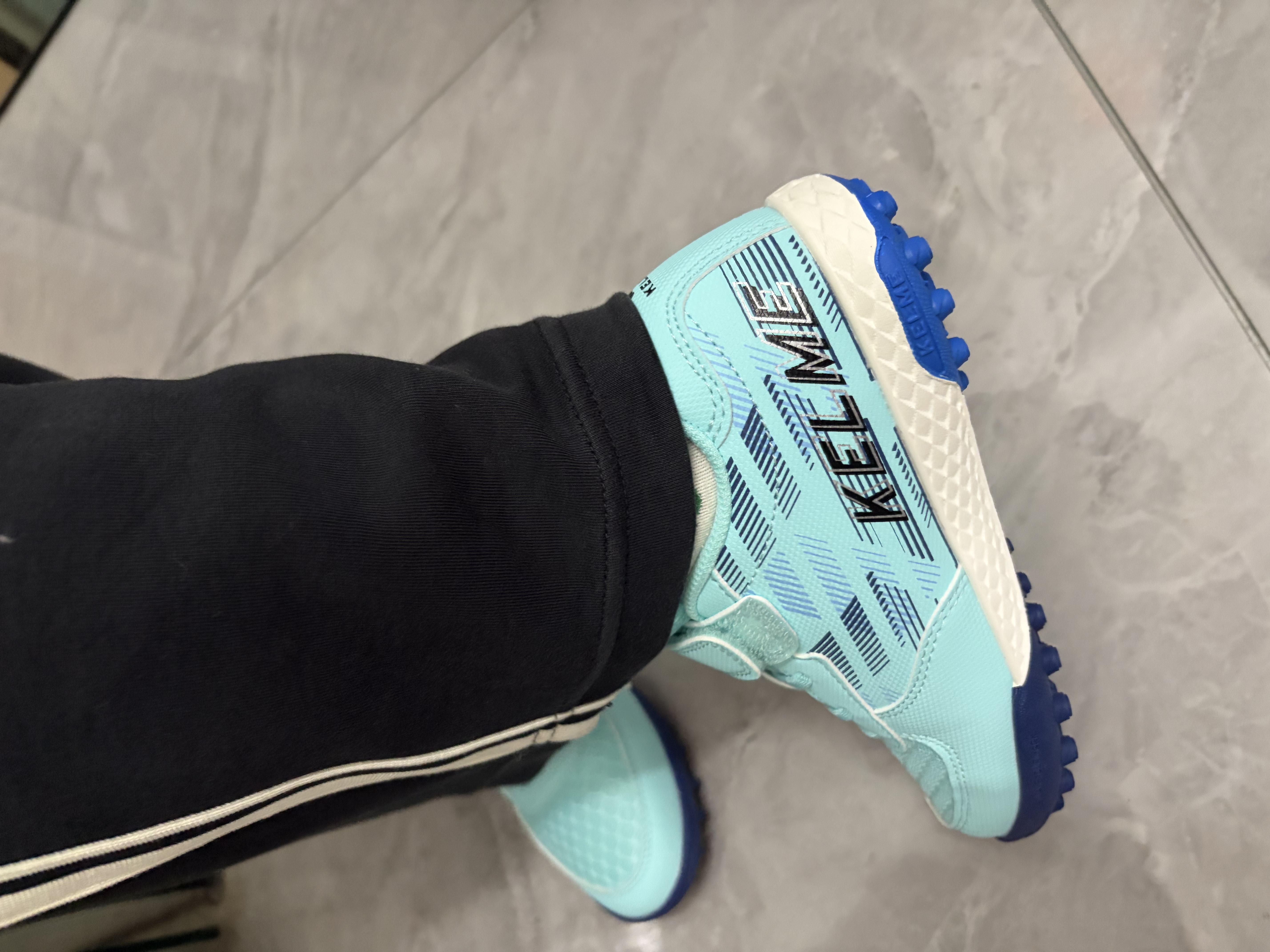 卡尔美（KELME）儿童足球鞋TF碎钉魔术贴免系带防滑耐磨球鞋 浅蓝  32  实拍图