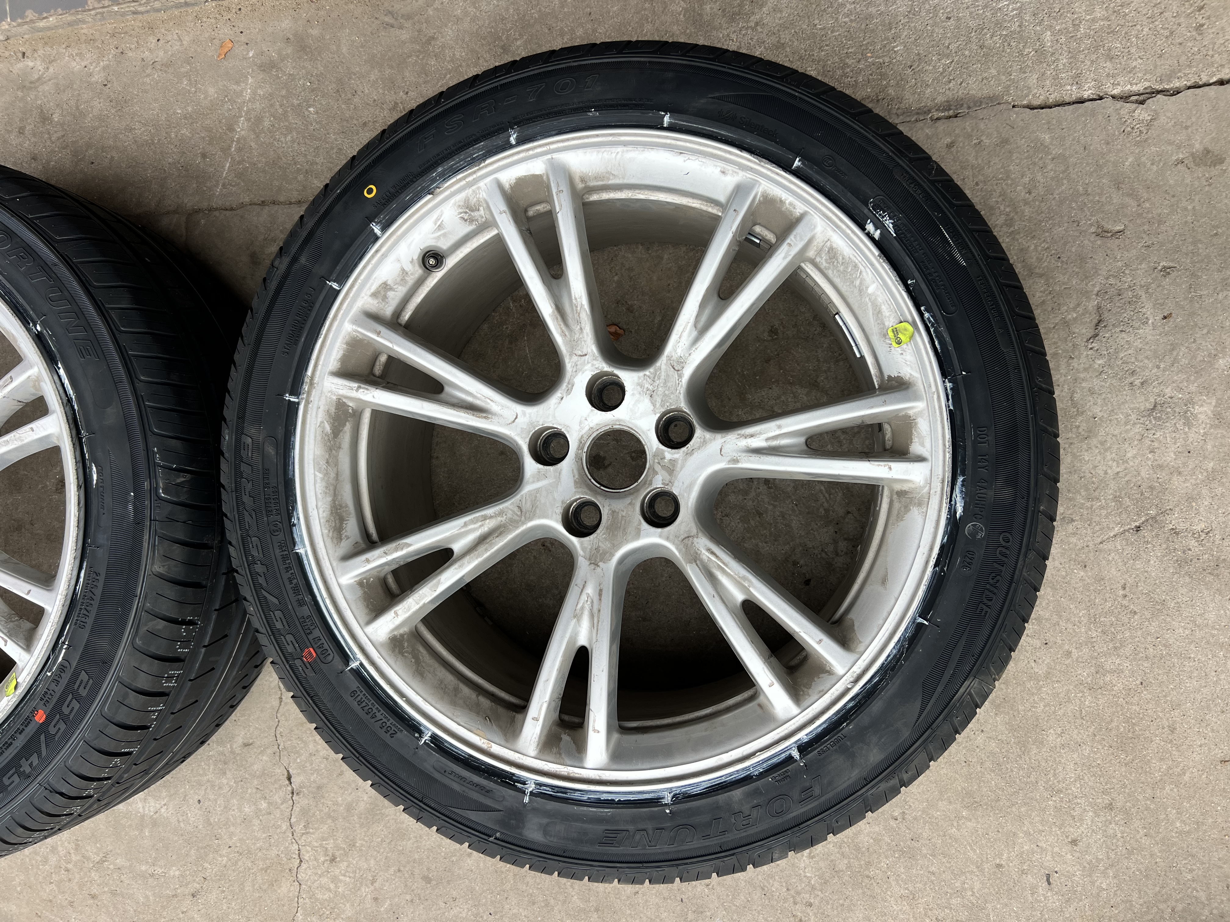 富神（FORTUNE）汽车静音棉轮胎255/45ZR19 104W XL FSR701运动操控ModelY 实拍图