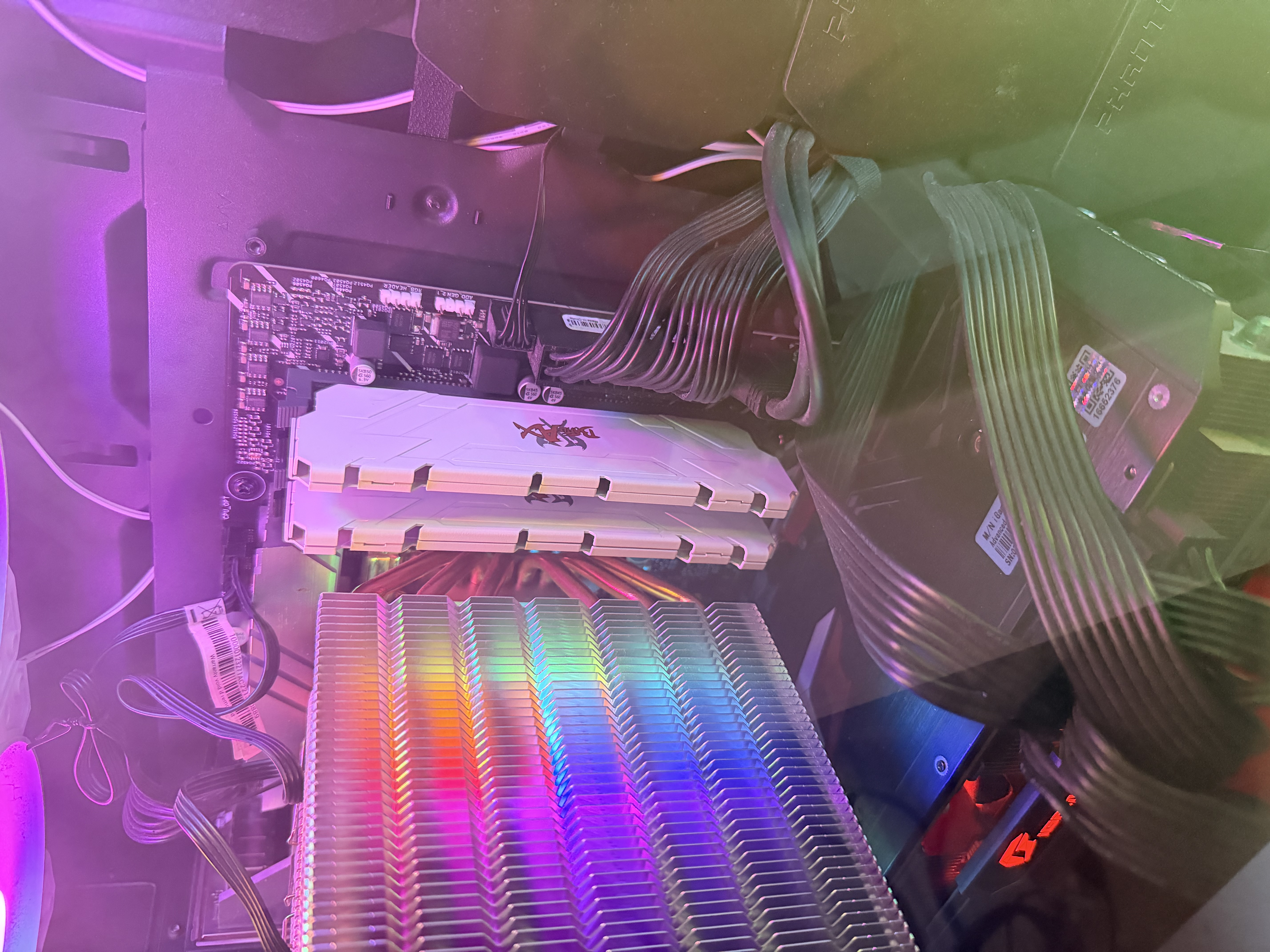 七彩虹（Colorful）32GB(16G×2)DDR4 3200 台式机内存条 马甲条 战斧系列·冰雪白 C18 支持工作站部署 实拍图