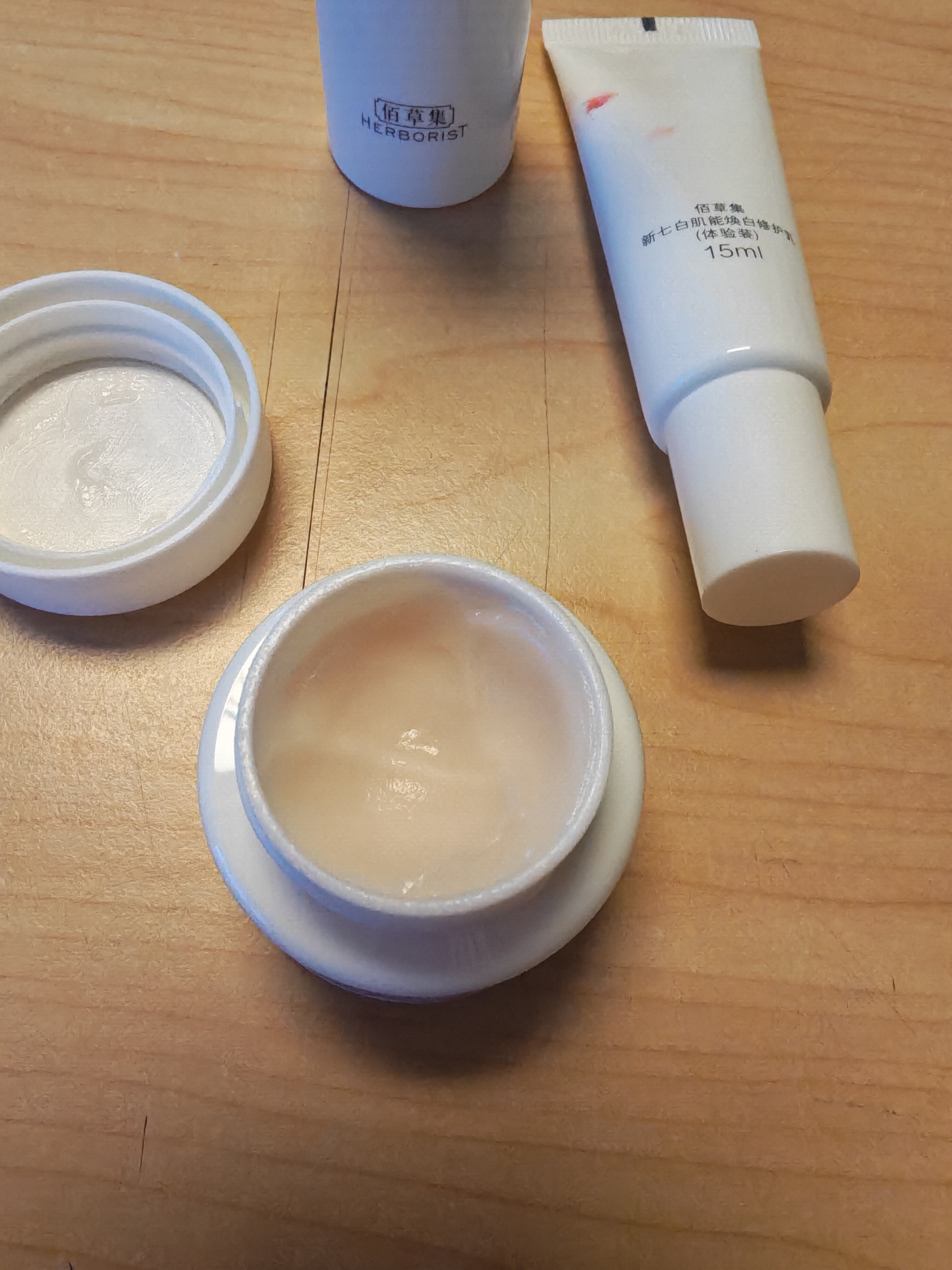 佰草集新七白美白修护淡斑去黄补水护肤套装(水30ml+乳15ml+霜10g) 实拍图
