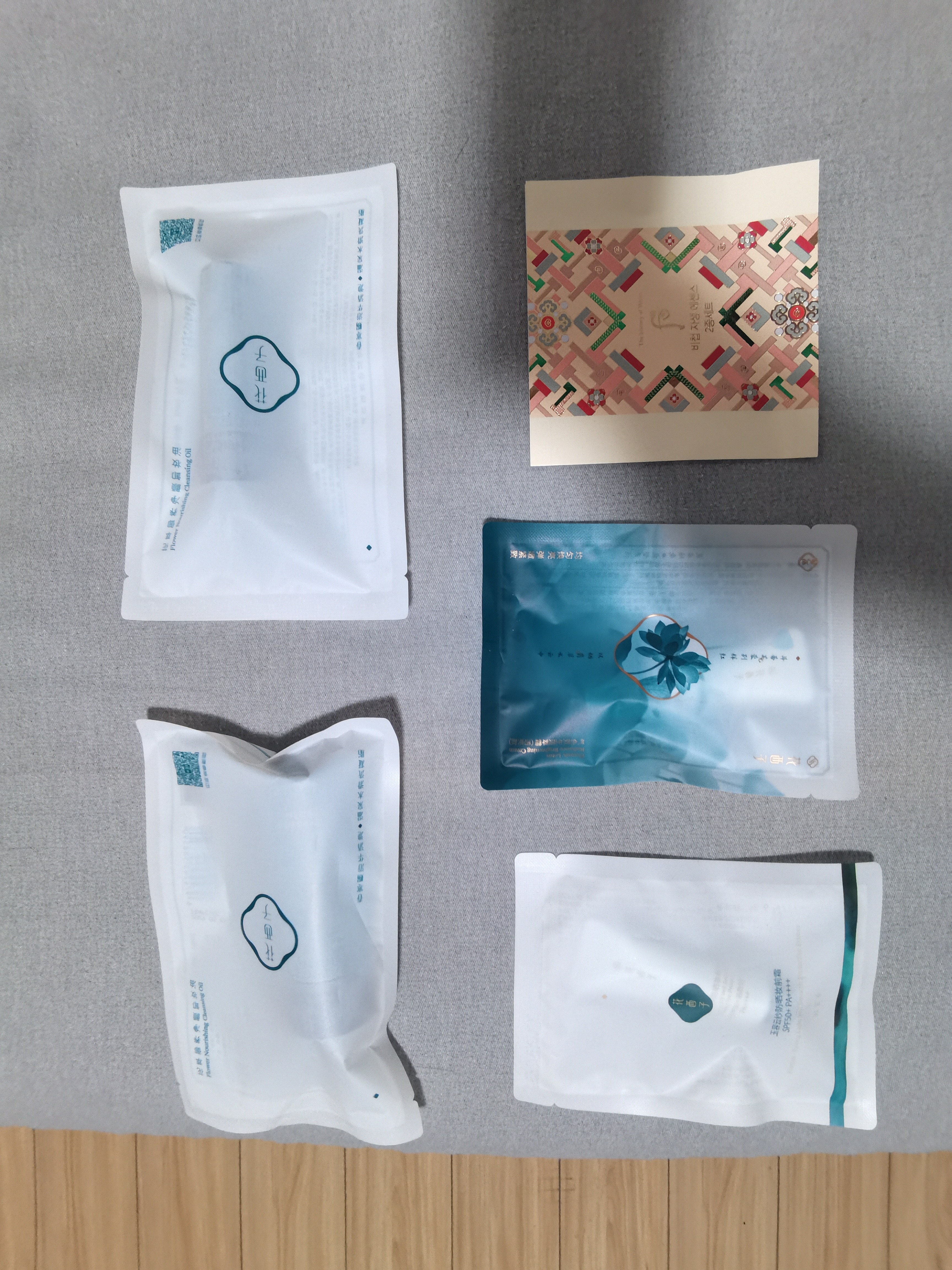 花西子【官方正品】玉养蜜粉饼 定妆持久控油轻透补妆7g 生日礼物送女友 【油敏肌适用】04紫云纱7g（玉养版） 实拍图