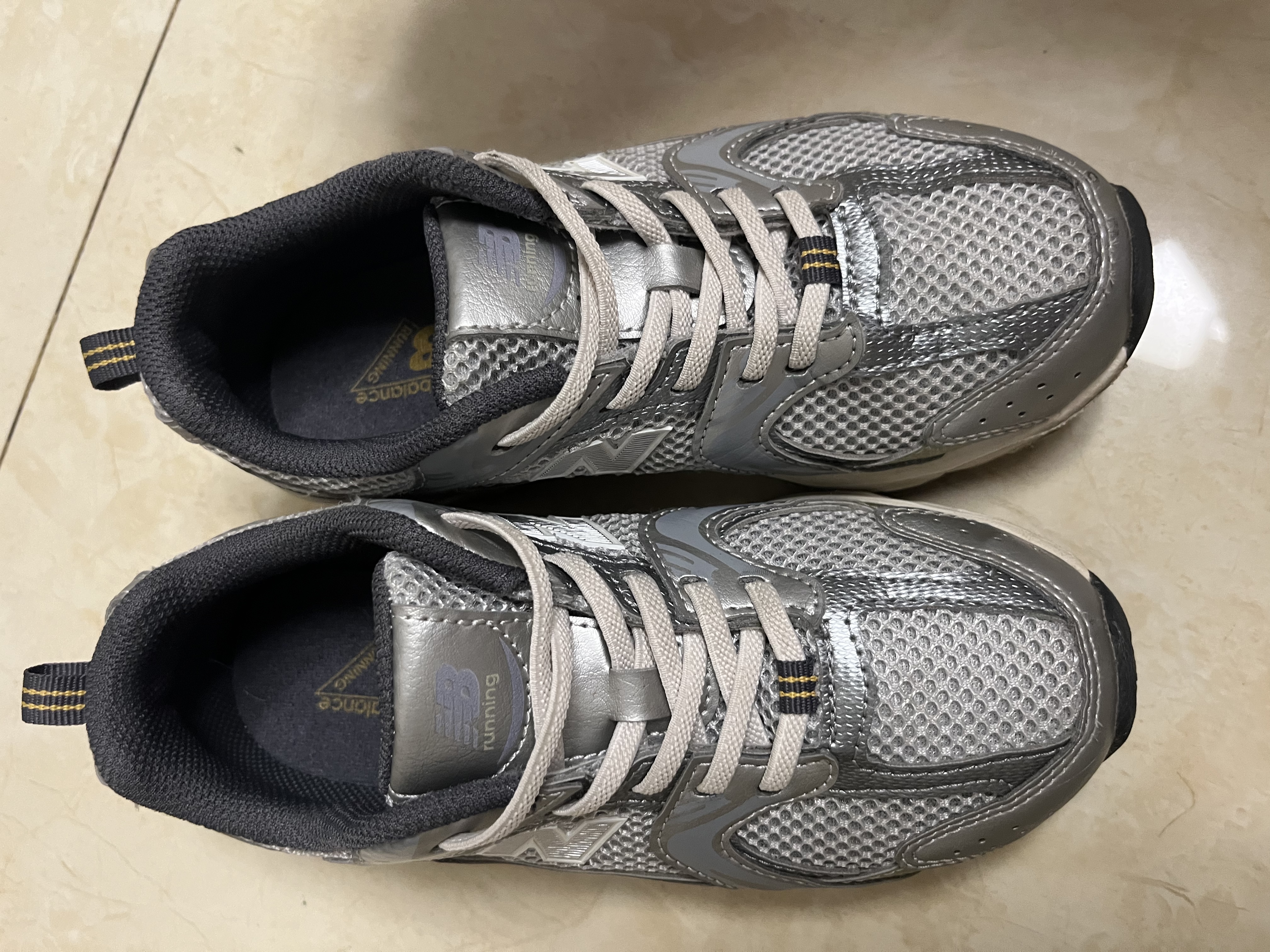 NEW BALANCE童鞋 4-7岁中童春季潮酷Y2K运动休闲鞋MR530KMW 实拍图