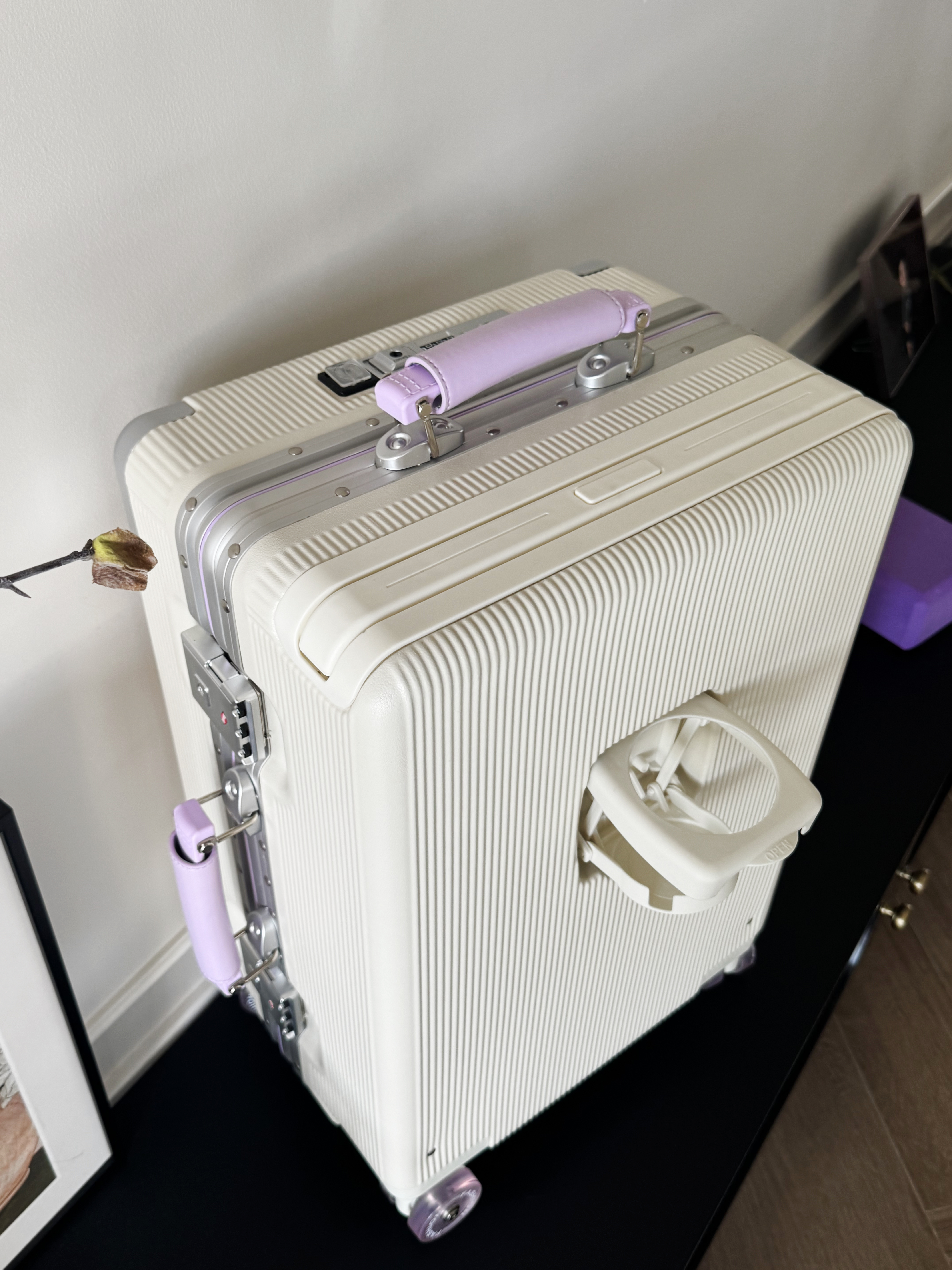游乐者（MUSIC TRAVELS）行李箱前翻盖铝框拉杆箱PC多功能旅行密码箱子高颜值大容量登机箱 糯紫奶白（左）标准版「前翻盖+充电+折叠杯架+挂钩」 24英寸 「可托运，附透明箱套」 实拍图
