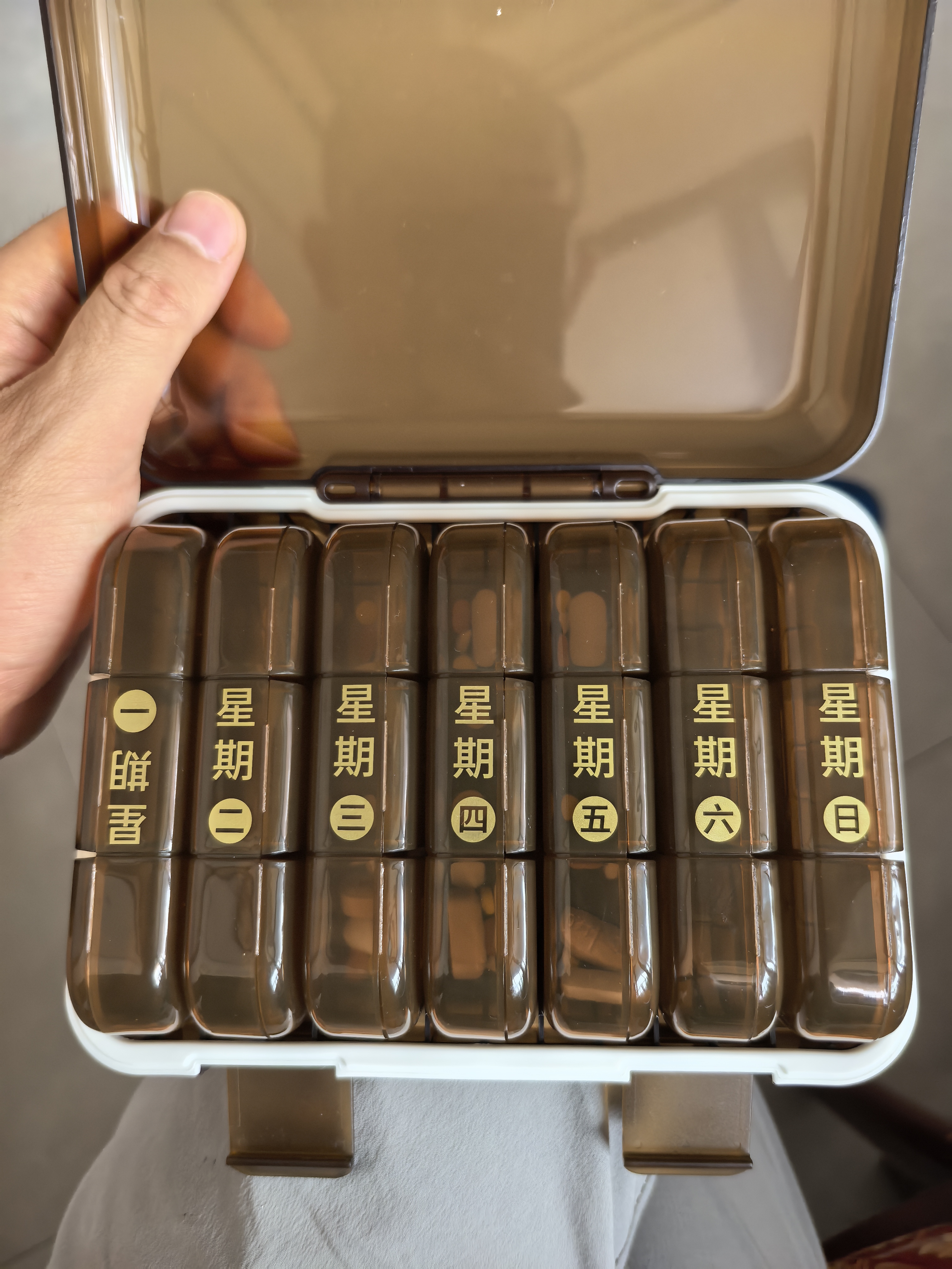 金隆兴 21格老人大字版药盒分装盒便携密封一周七天每日随身吃药提醒器 实拍图