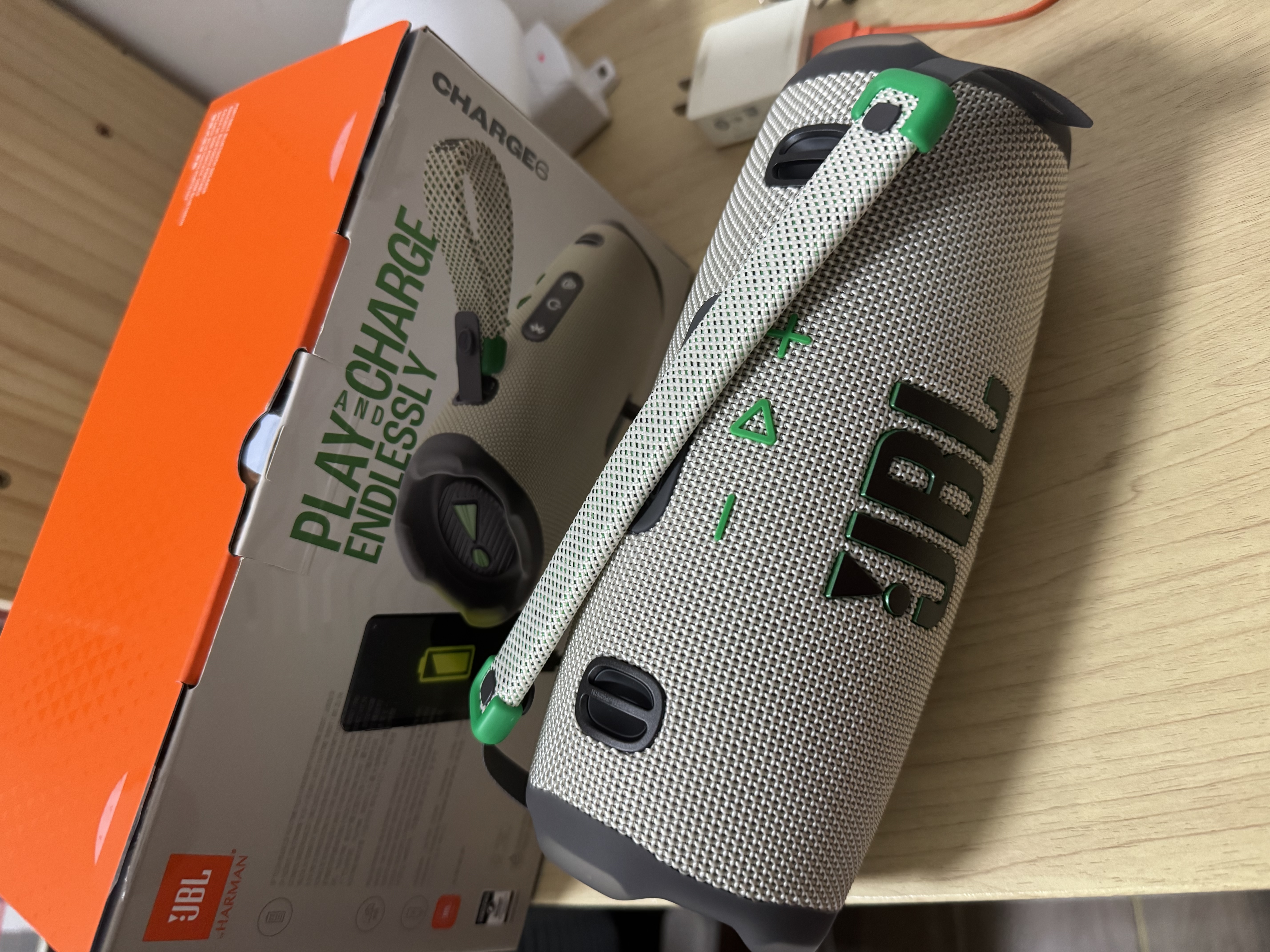 JBL【只换不修】CHARGE6音箱 便携式蓝牙低音炮 户外防尘防水桌面六代音响 礼物charge6燕麦绿 海外版 实拍图
