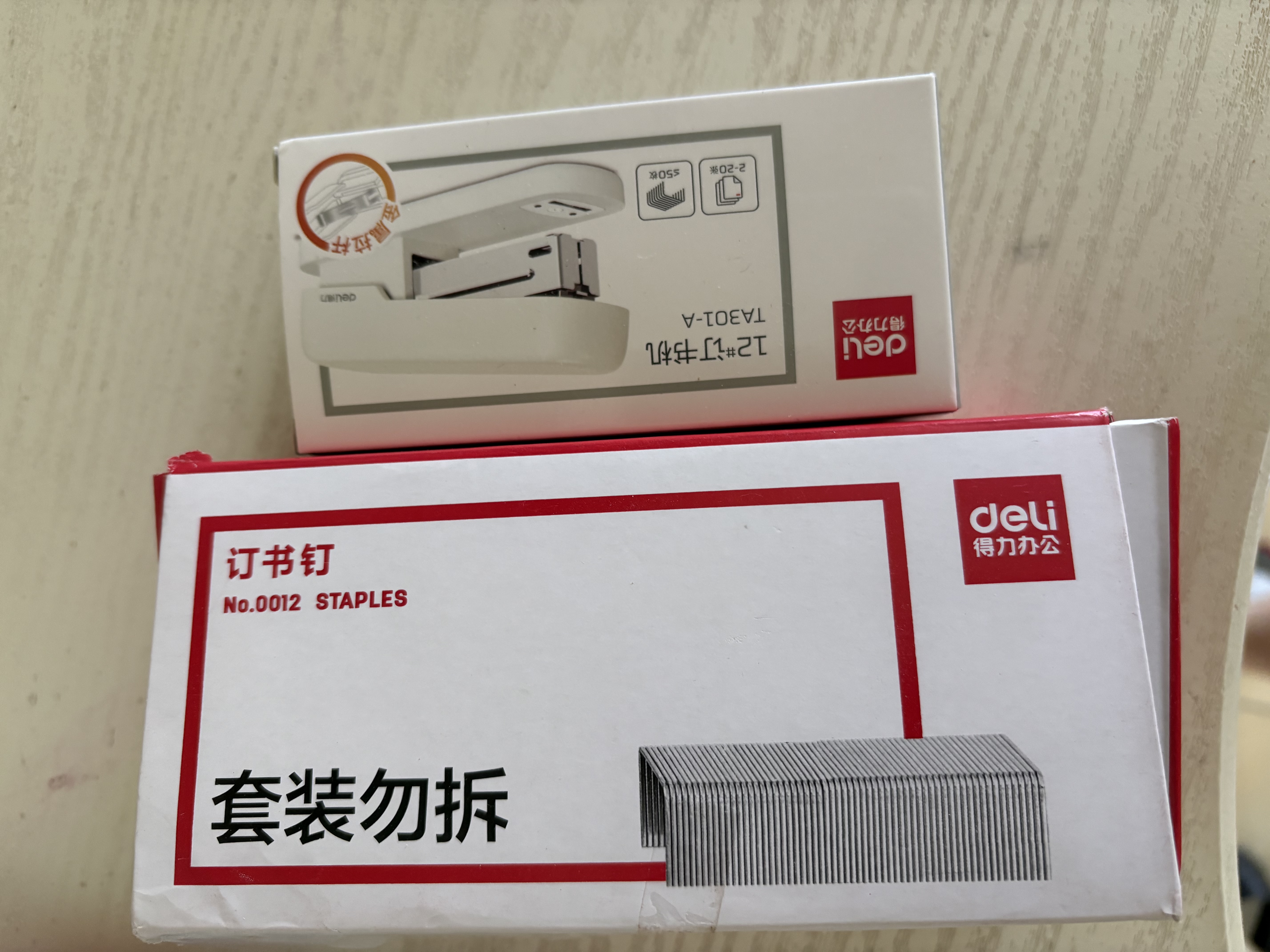 得力(deli)12号学生办公订书机 马卡龙色 适配24/6或26/6订书钉 白色 TA301-A 实拍图