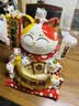吉猫堂招财猫摆件开业大号自动摇手店铺前台家居客厅装饰发财猫送礼礼品 32CM高【我为财运举大旗】当次日达 【礼盒+坐垫+围脖】电池插电两用 实拍图