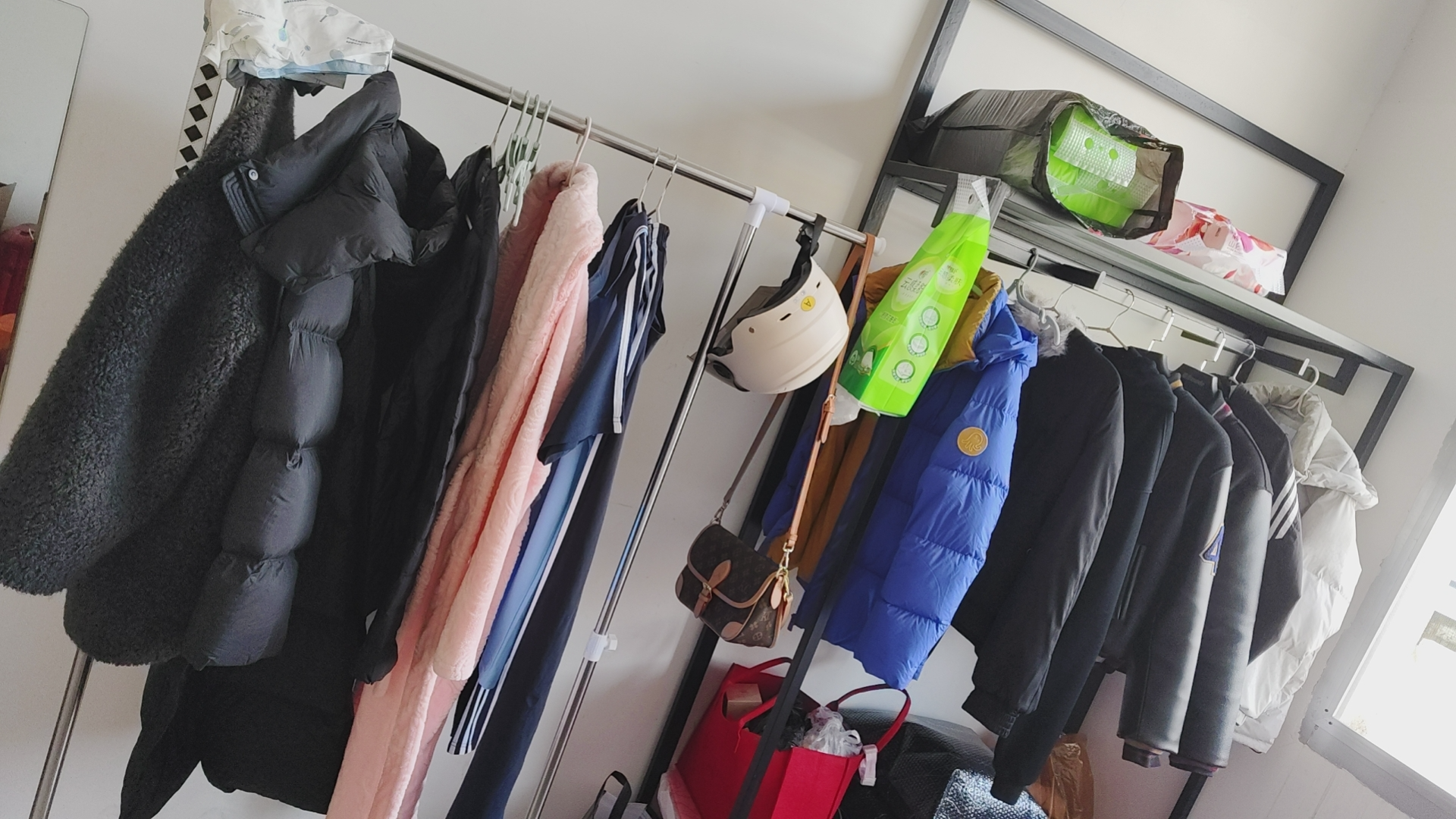 友利特落地式晾衣架阳台晾衣杆迷你宿舍晒衣架家用出租屋凉衣服架子神器 长1.35米可伸缩带轮8013 实拍图