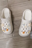 名创优品（MINISO）洞洞鞋男女款EVA夏外穿沙滩凉鞋防滑踩屎感情侣 卡其+浅蓝蝶语 实拍图