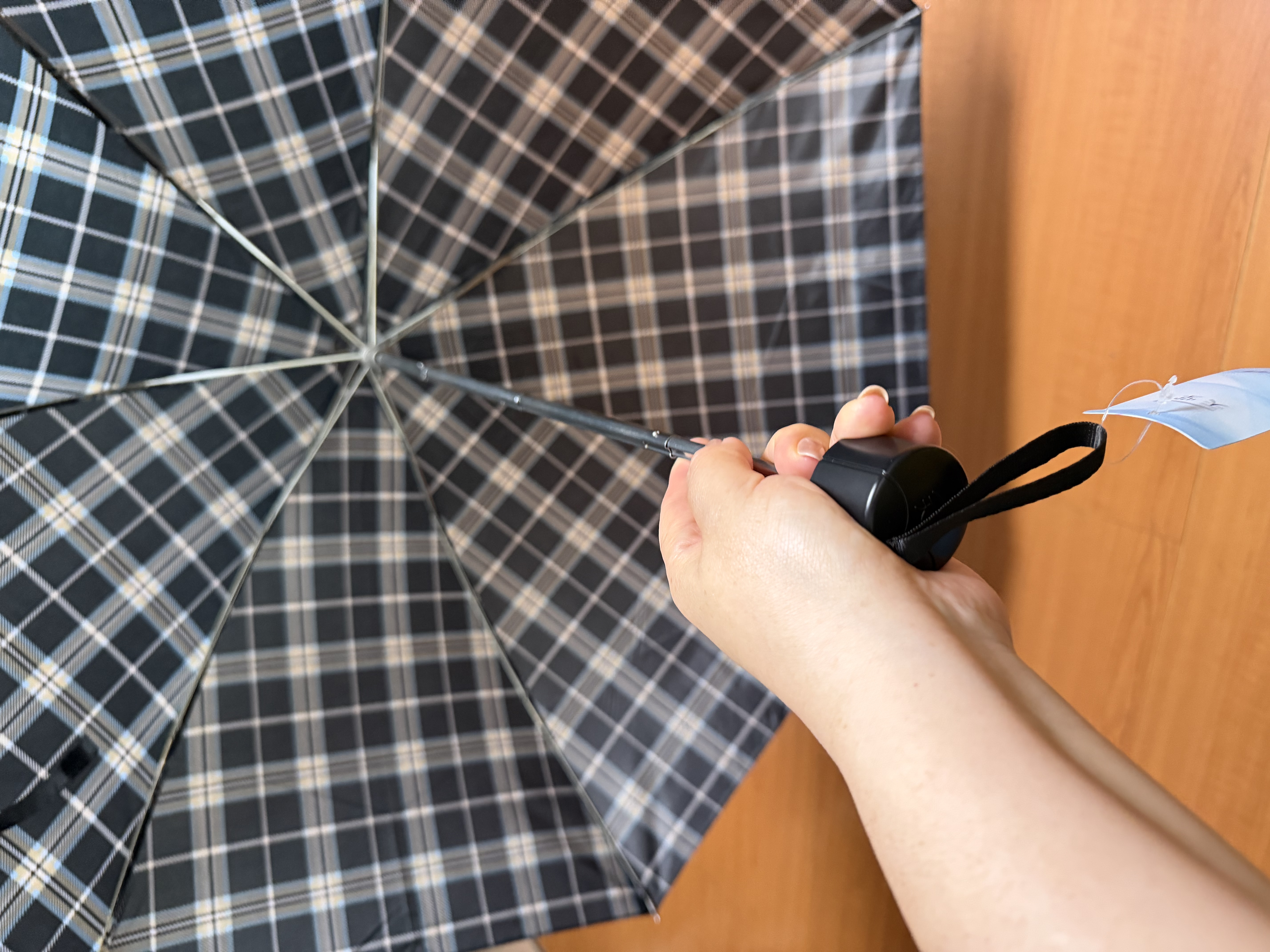 天堂伞 伞经典苏格兰风格子三折伞晴雨伞简约便携折叠伞批发339s格子伞 黑白棕大格 7 一人用直径95cm 实拍图