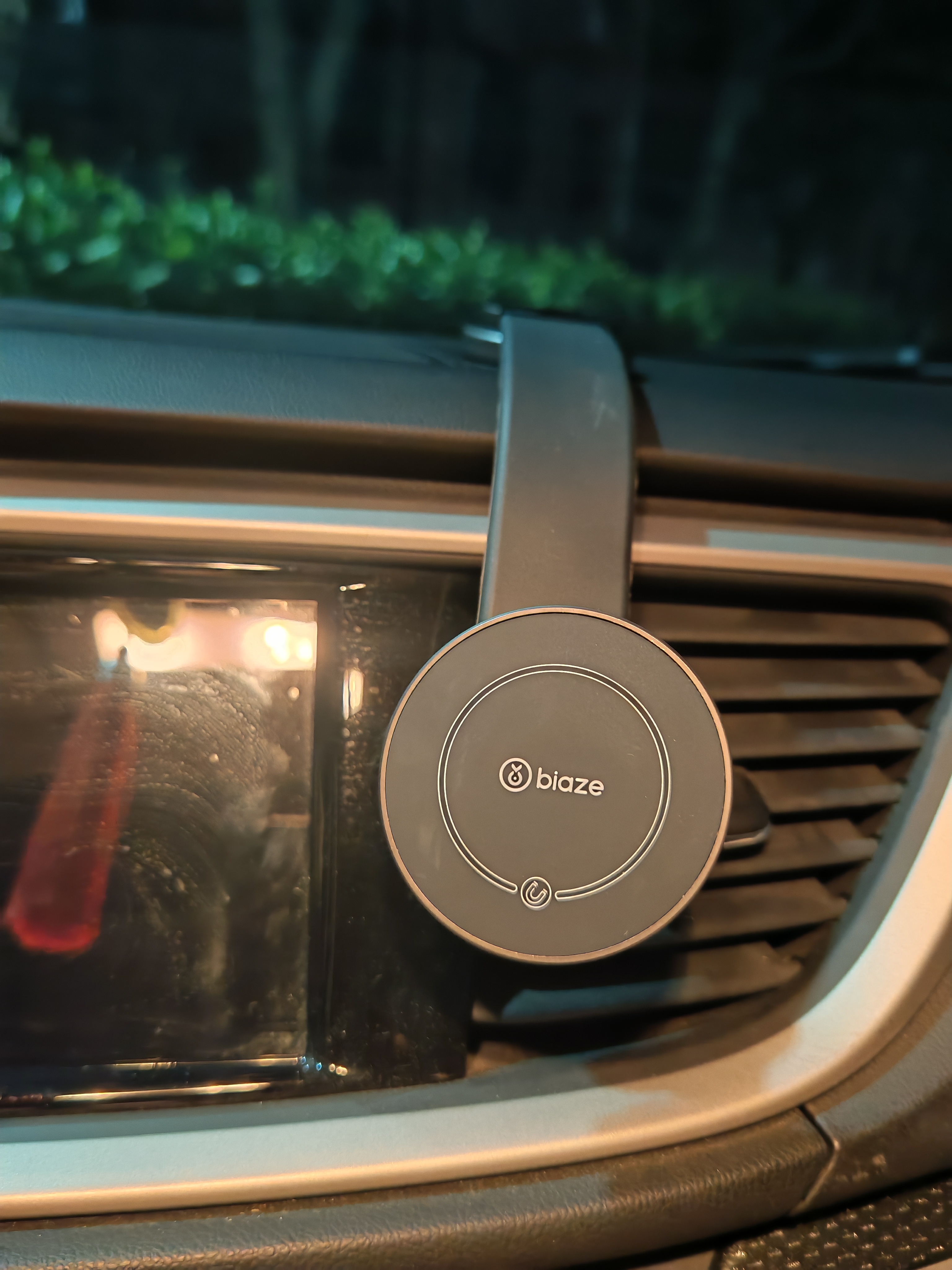 毕亚兹磁吸车载手机支架苹果MagSafe 汽车导航仪表盘吸盘式支架苹果16 实拍图