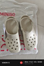 名创优品（MINISO）洞洞鞋女夏季外穿沙滩凉鞋防滑厚底踩屎感脚包头凉拖鞋骨白36-37 实拍图