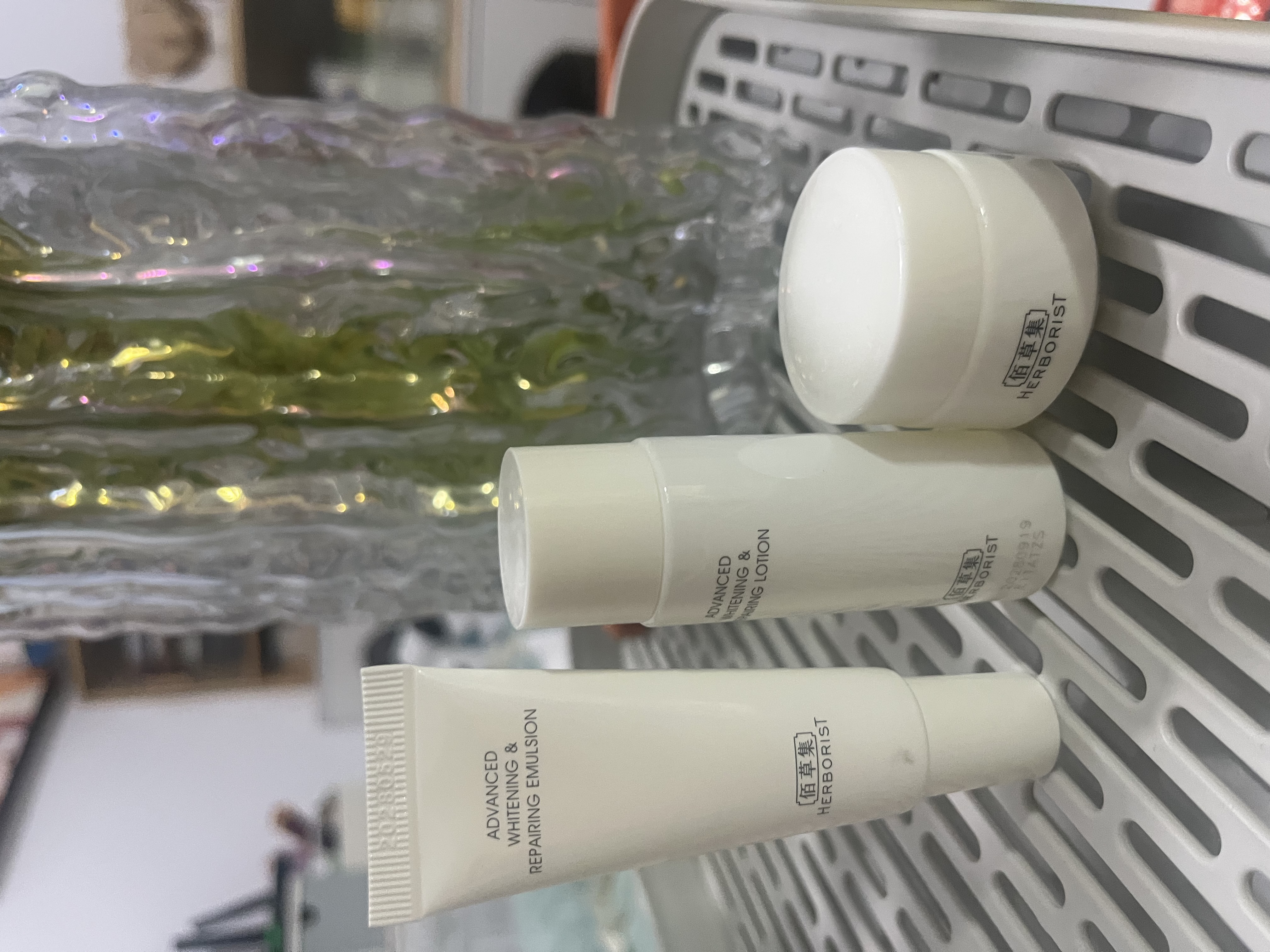 佰草集新七白美白修护淡斑去黄补水护肤套装(水30ml+乳15ml+霜10g) 实拍图