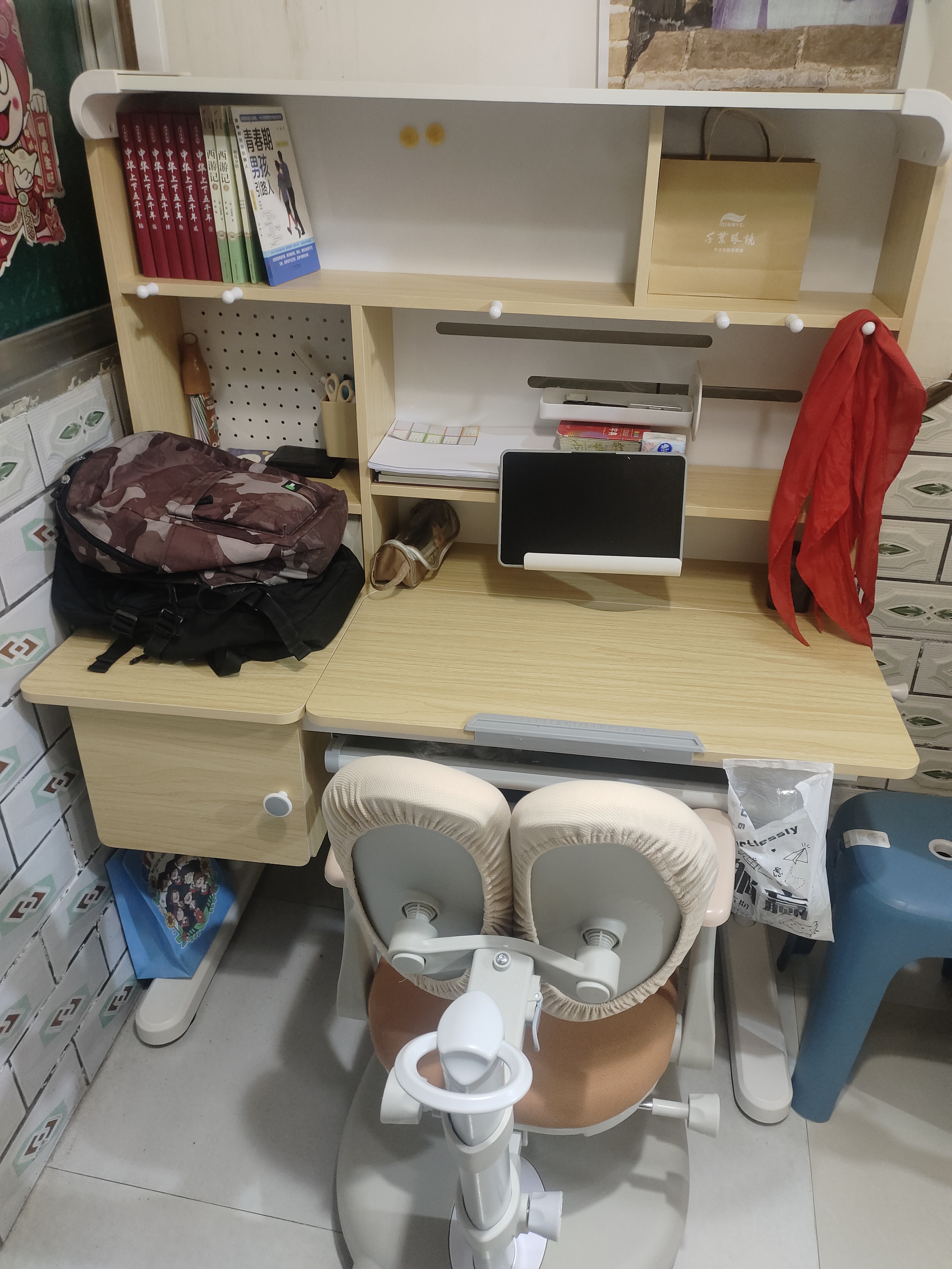 童状元 成长星 儿童学习桌椅实木套装L120写字书桌中小学生3-18岁桌课椅 【AI声控大路灯】1.2米实木桌+书柜+吊柜+追背椅咖 实拍图