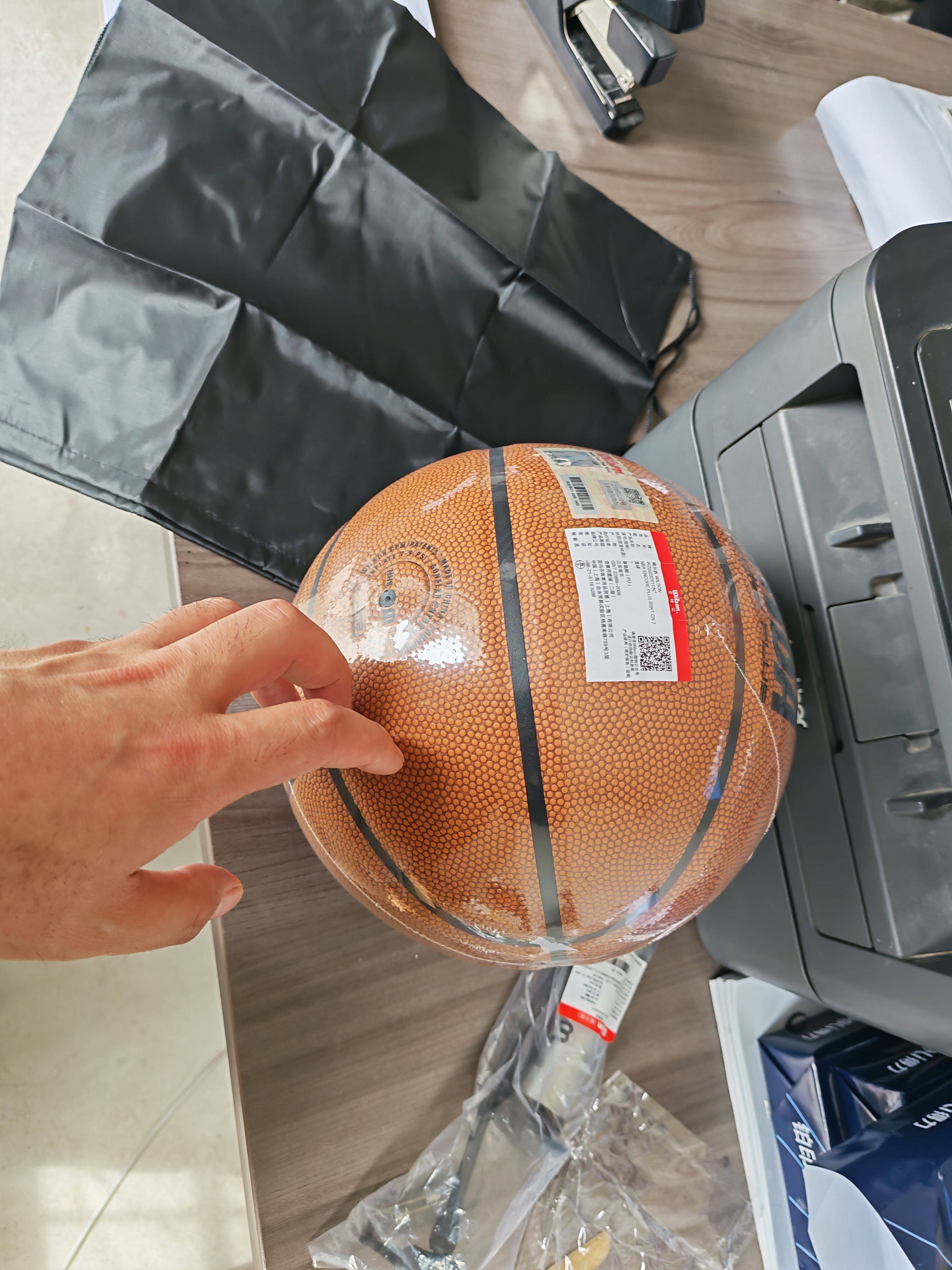威尔胜（Wilson）NBA防尘篮球7号室内外比赛训练吸湿耐磨外场专用球 ENCORE PLUS 【爆款 ENCORE PLUS】外场首选防尘篮球 7号篮球(标准球) 实拍图