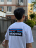 巴塔哥尼亚（Patagonia）男女情侣款通勤P-6 Logo混纺棉休闲潮流户外透气短袖T恤 38504 WHI（实物白里透蓝） S 164/175(CM)  60/69(KG) 实拍图