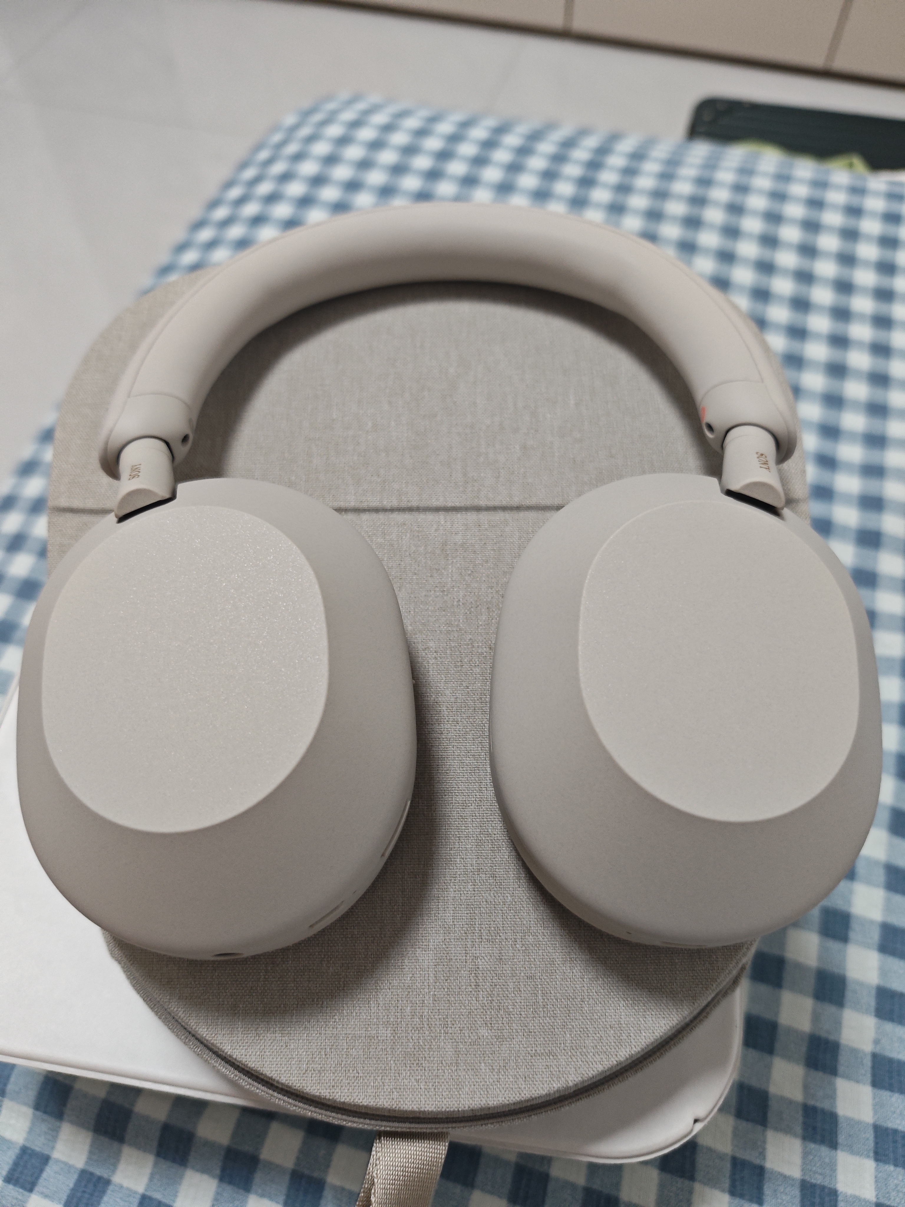 索尼（SONY）WH-1000XM5 头戴式无线降噪耳机 AI智能降噪 铂金银 开学必备 适用苹果 实拍图