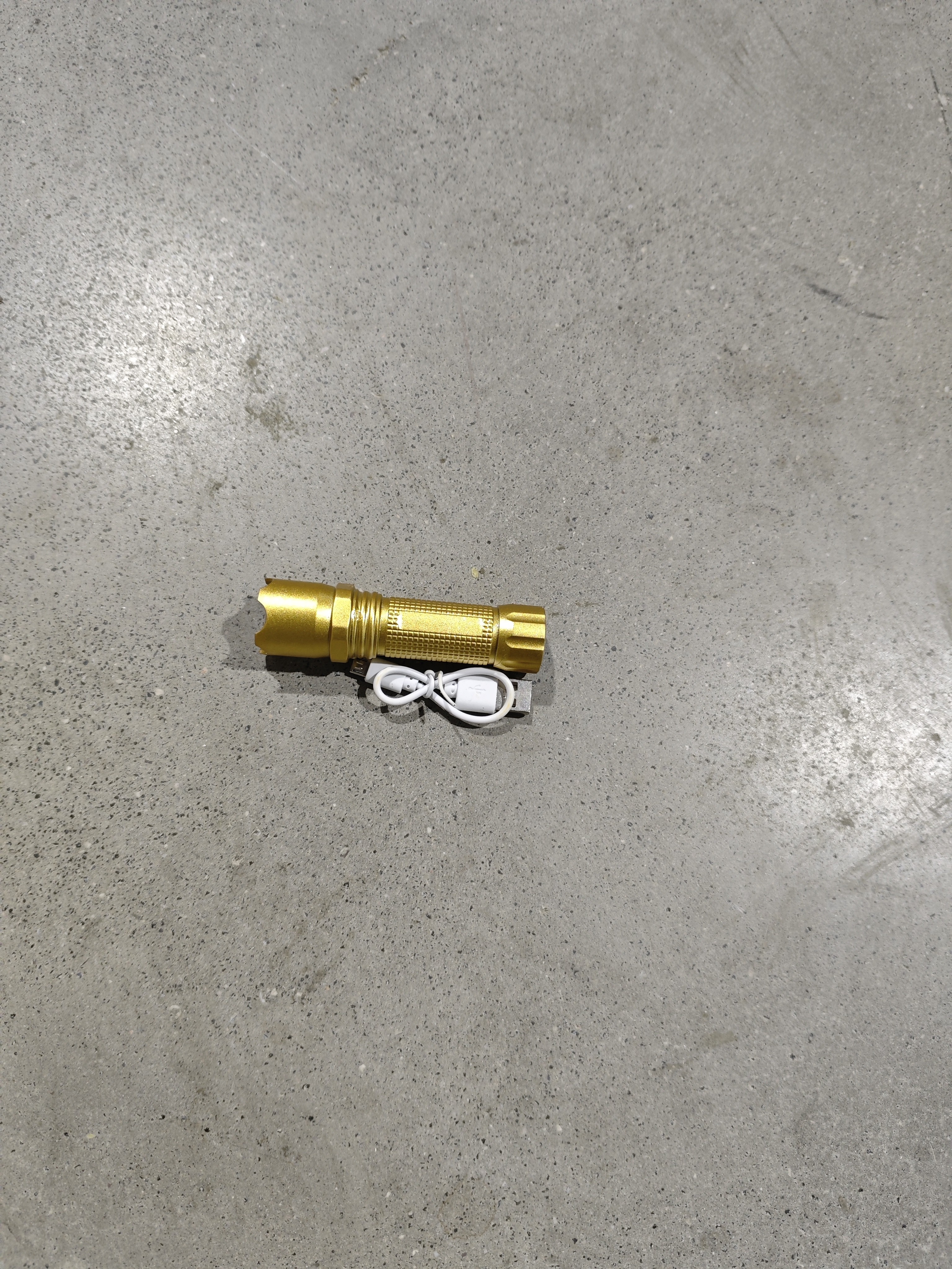 【强光远射】手电筒超亮聚光户外便携远射强光手电筒变焦超长续航 新款金色手电筒-爆亮款 实拍图