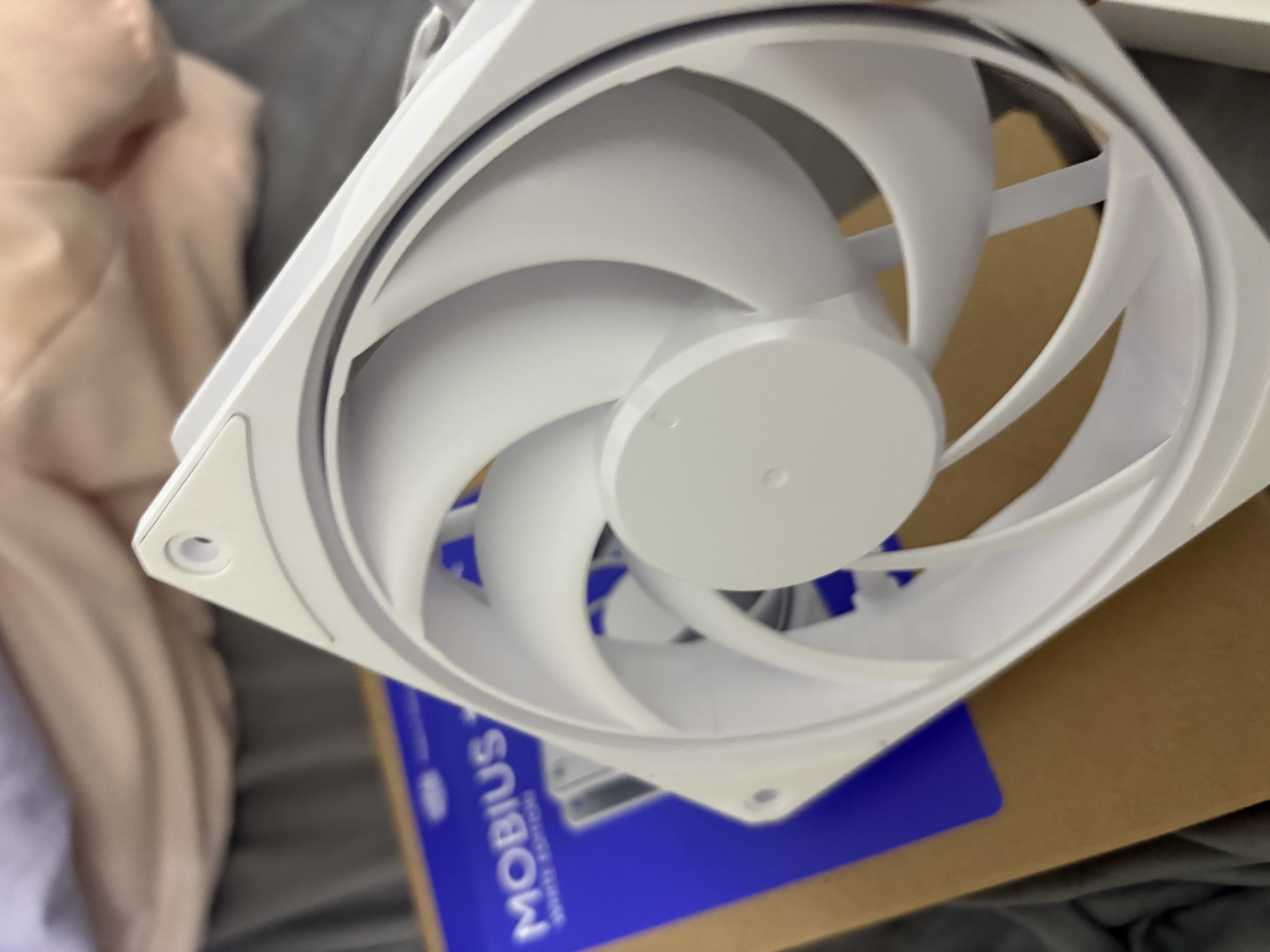 酷冷至尊（CoolerMaster）莫比乌斯 120 机箱单体风扇12cm白色版 环形扇叶/几何防震/LDB轴承/五年质保 实拍图