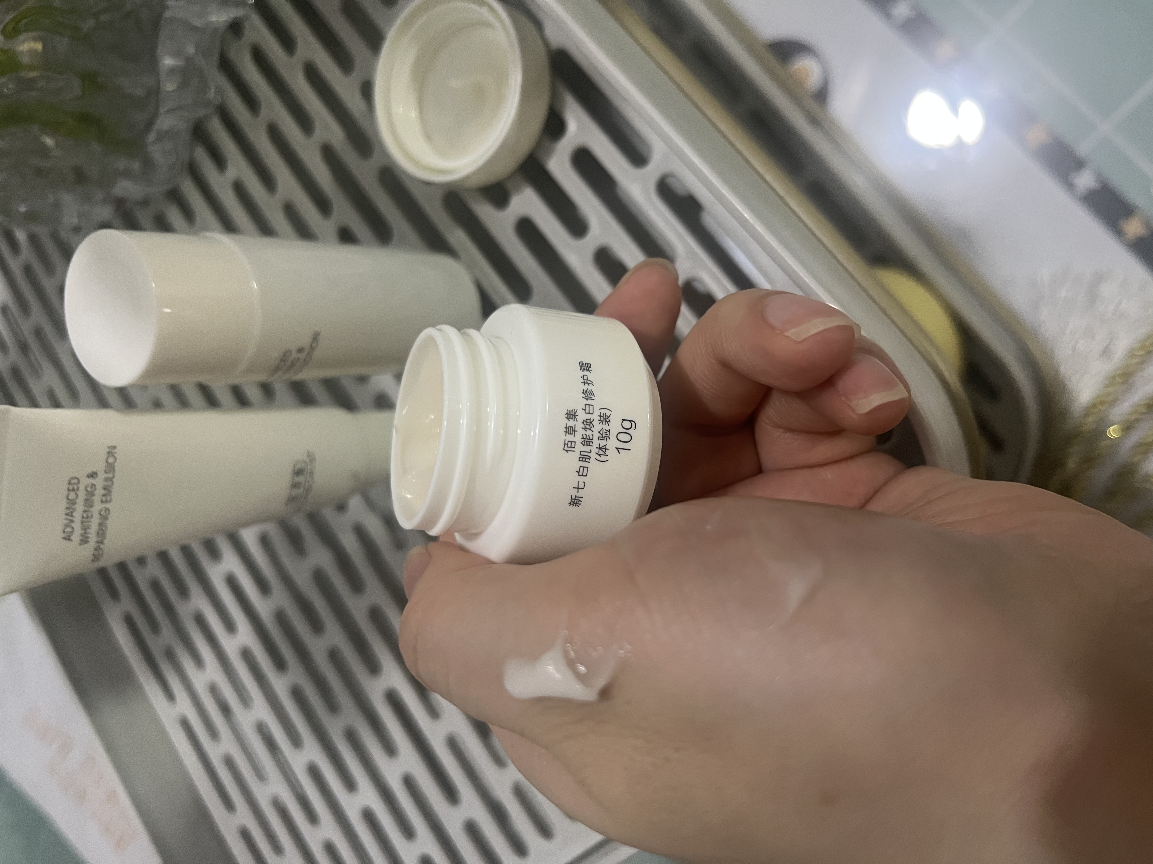 佰草集新七白美白修护淡斑去黄补水护肤套装(水30ml+乳15ml+霜10g) 实拍图