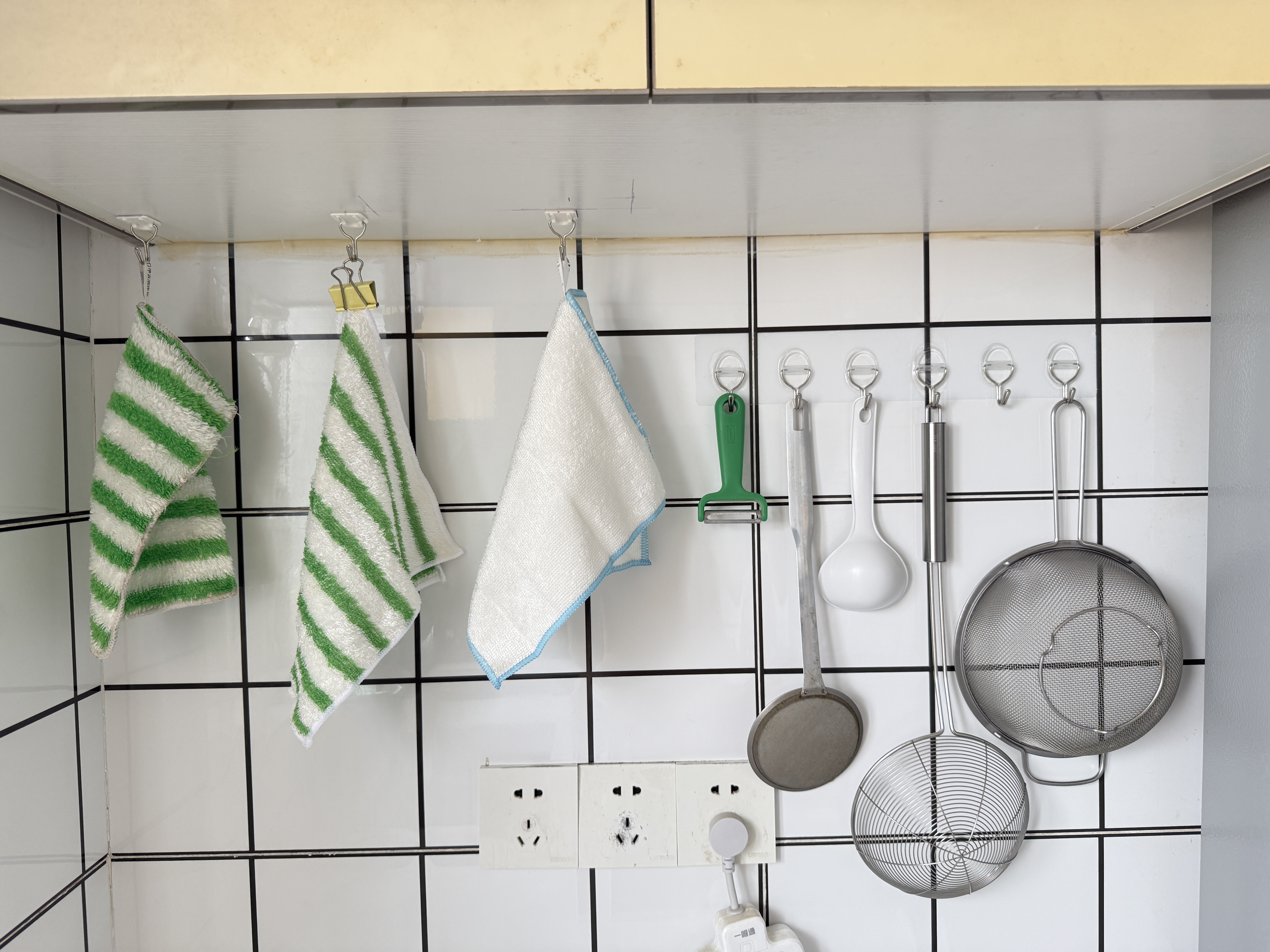 京东京造强力粘胶免打孔贴墙无痕宿舍墙壁粘贴挂钩免打孔 透明排钩6勾*2排 实拍图