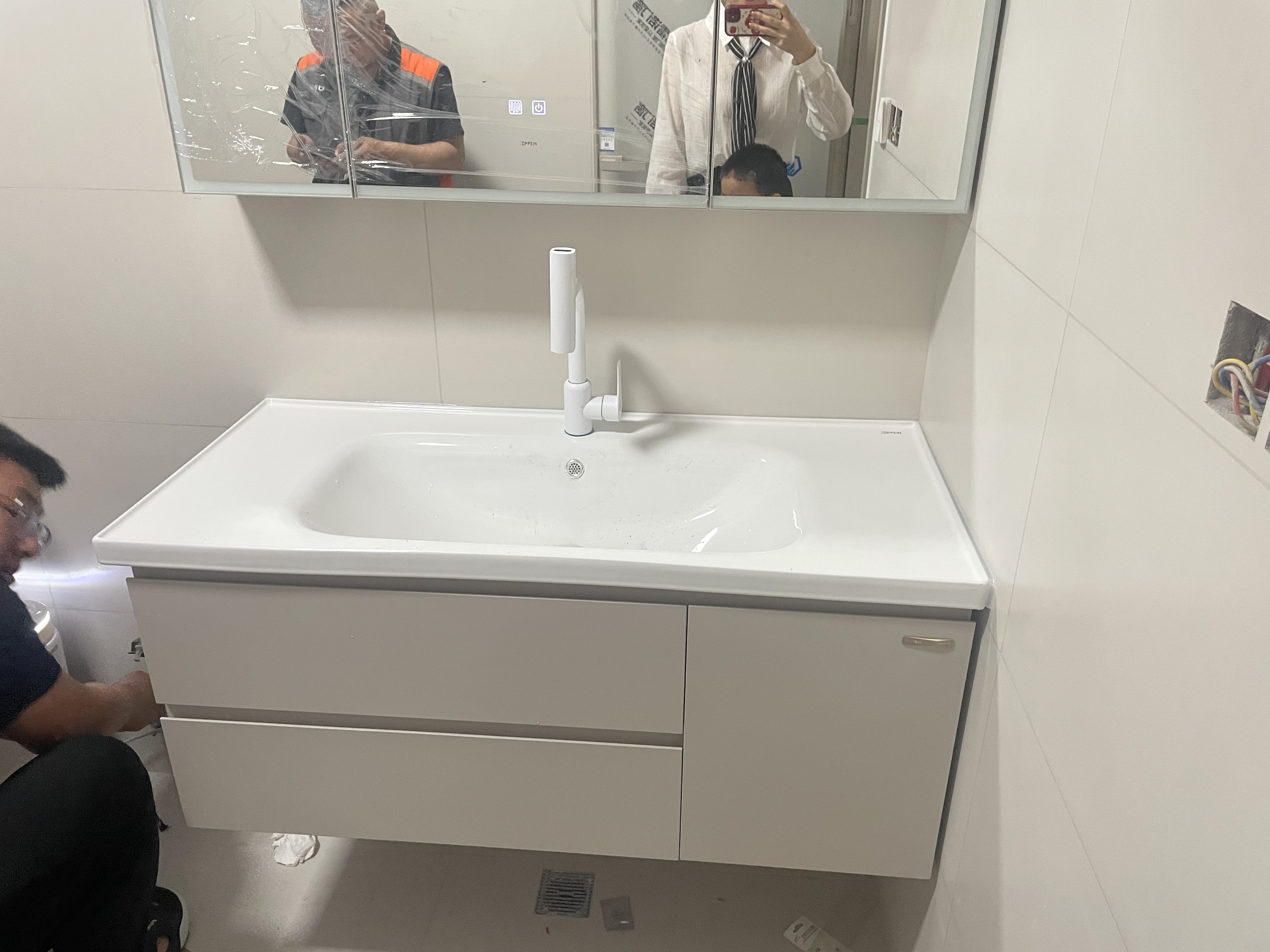 欧派不锈钢蜂窝铝浴室柜陶瓷一体盆套装洗脸盆柜组合现代简约悬挂式 1.1米【不锈钢柜+陶瓷一体盆+环绕灯智能镜柜】 实拍图