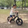 凤凰（Phoenix）儿童平衡车1-2-3-6-8岁幼儿宝宝学步滑步男女孩发光减震竞速礼物 【尼龙车身】曜黑色-灯光减震款（含护具头盔） 14寸 实拍图
