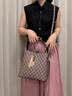 纪诗哲轻奢包包女包2026年新款单肩包女士斜挎水桶包生日礼物送女友老婆 卡其色｜配灵动狐狸挂饰｜品牌礼盒装 女生包包洋气小众时尚百搭高级感实用情人节纪念日礼物 实拍图