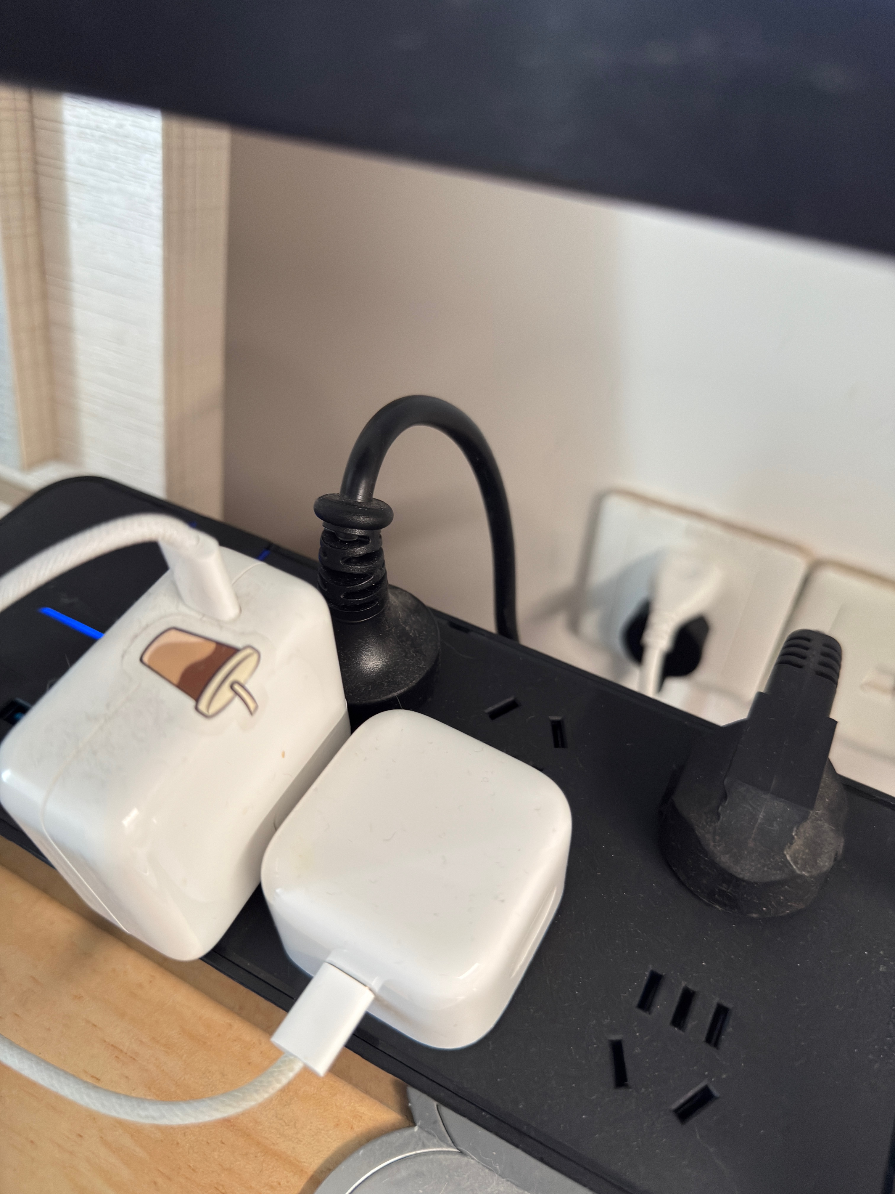 公牛（BULL）30W PD苹果快充抗电涌抗浪涌防雷电竞插座/超功率保护插线板/插排/排插/接线板6位+2USB口全长3米 实拍图