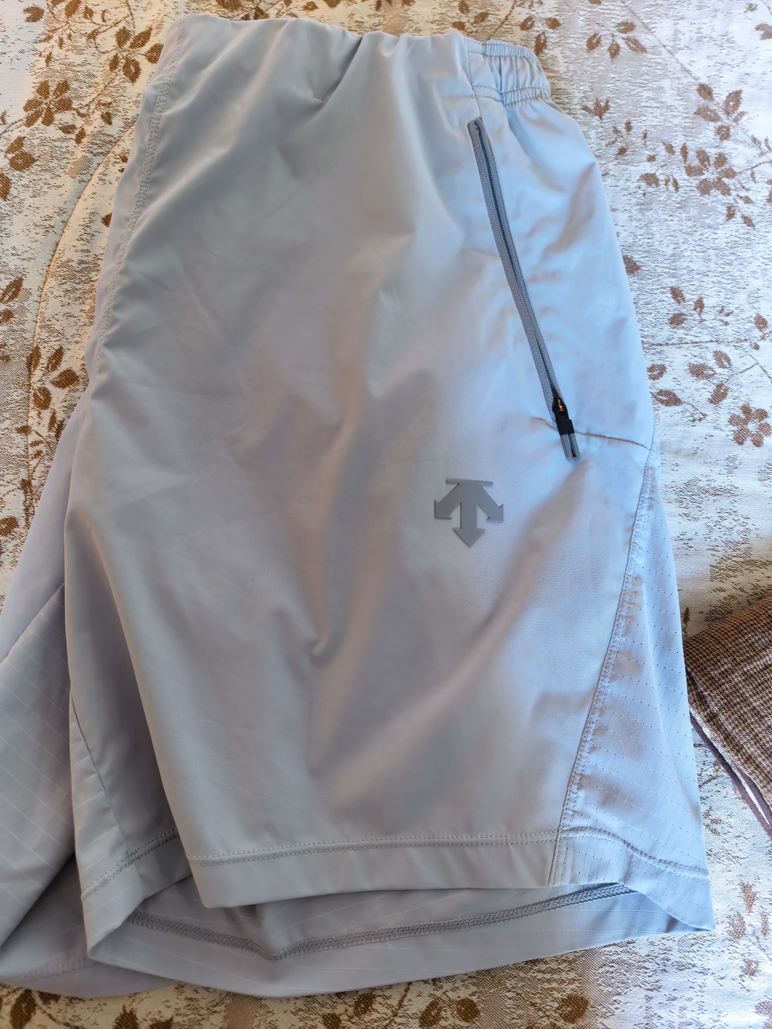 迪桑特（DESCENTE）TRAINING系列男士冷感纱线抗菌透气梭织短裤 LG-浅灰色 M (170/80A) 实拍图