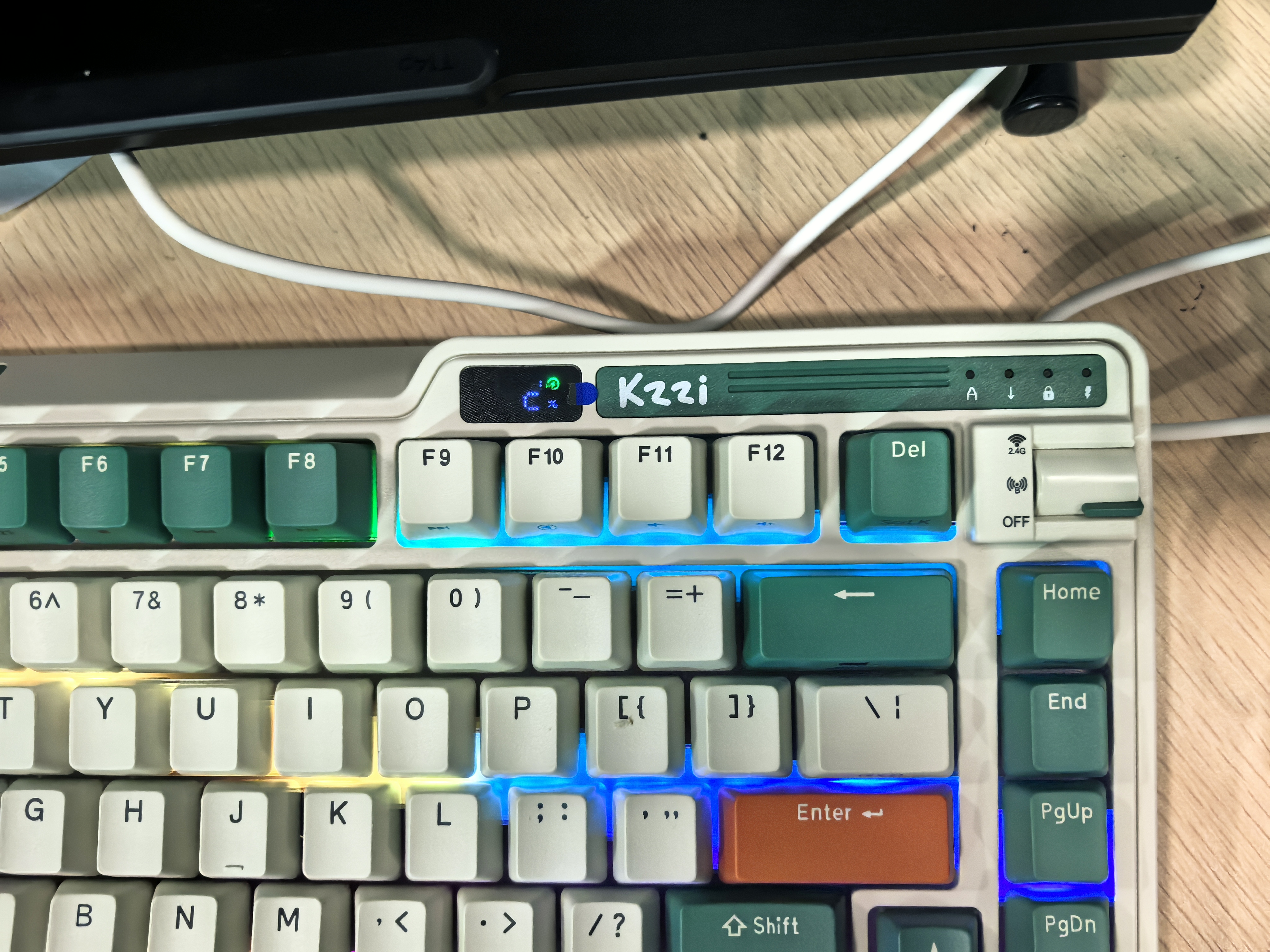 珂芝（KZZI）K75性能版机械键盘有线蓝牙无线2.4G三模gasket结构全键无冲75配列PBT键帽RGB背光时光机版相遇轴 实拍图