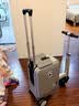 爱尔威（Airwheel）电动行李箱可骑行智能拉杆箱可坐可代步20英寸登机箱 豪华版一银 实拍图