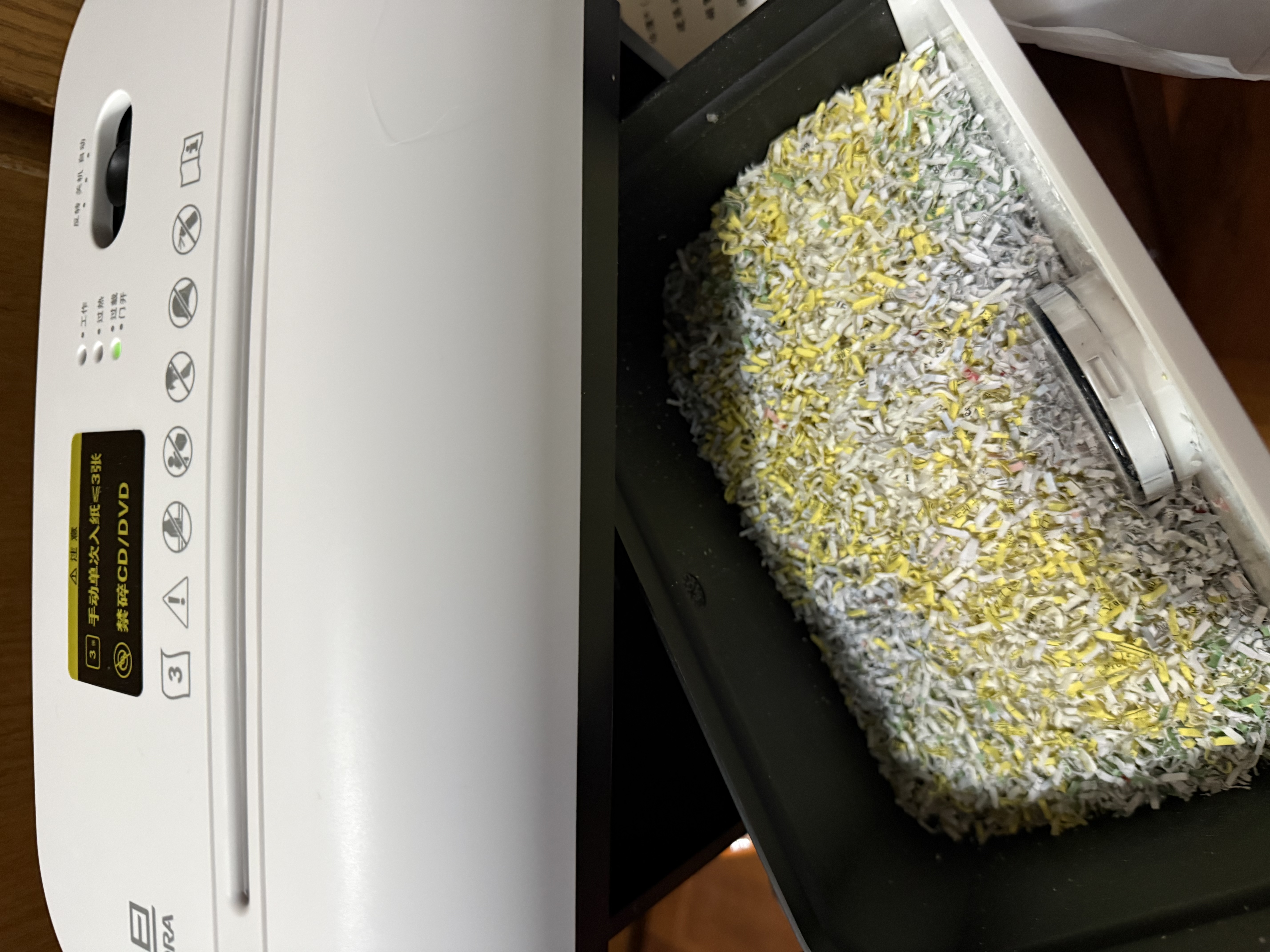 震旦（AURORA） 5级保密个人桌面碎纸机（单次3张 持续5分钟 3.5L 可碎卡) AS036 实拍图