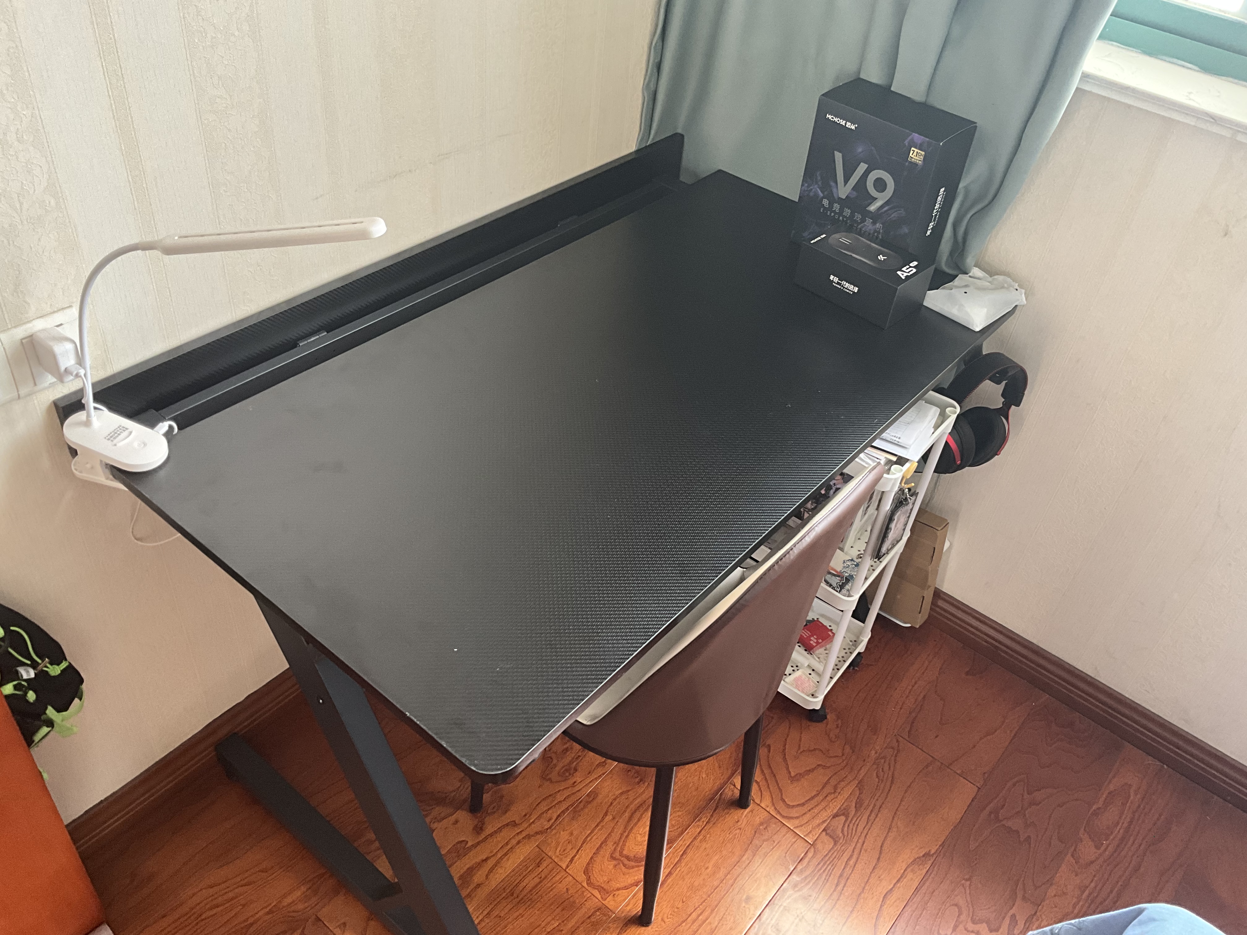钛戟S3同款电竞桌台式电脑桌实木家用书桌可装机械臂碳纤维工作台 S3二段分板·黑碳纤维ENF级实木芯【18MM厚实木桌面】 120*73*75cm 实拍图