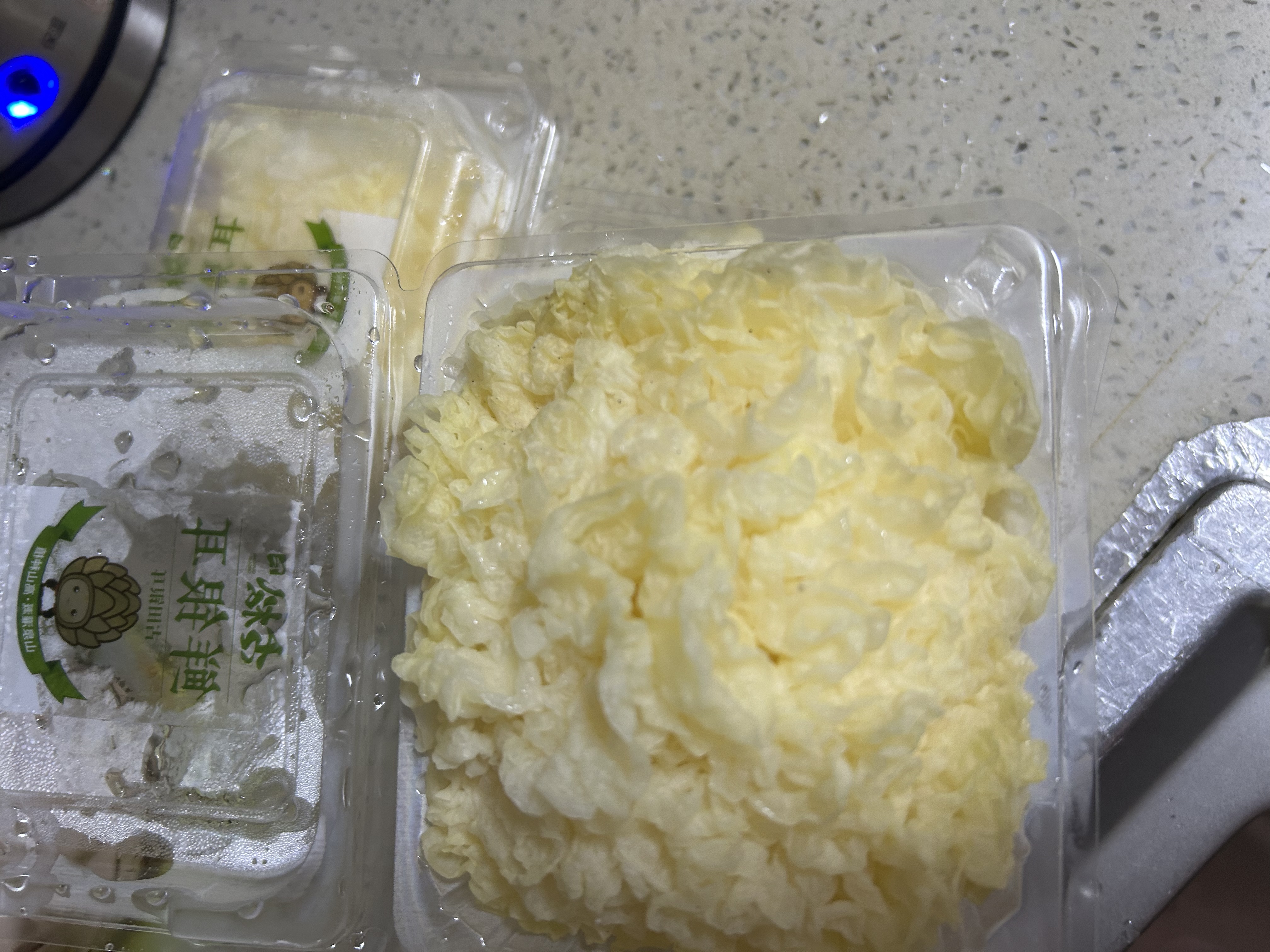古松 新鲜银耳6朵 独立盒装顺丰快递产地直发新鲜菌菇雪耳白木耳 鲜银耳6朵100g*6盒 实拍图