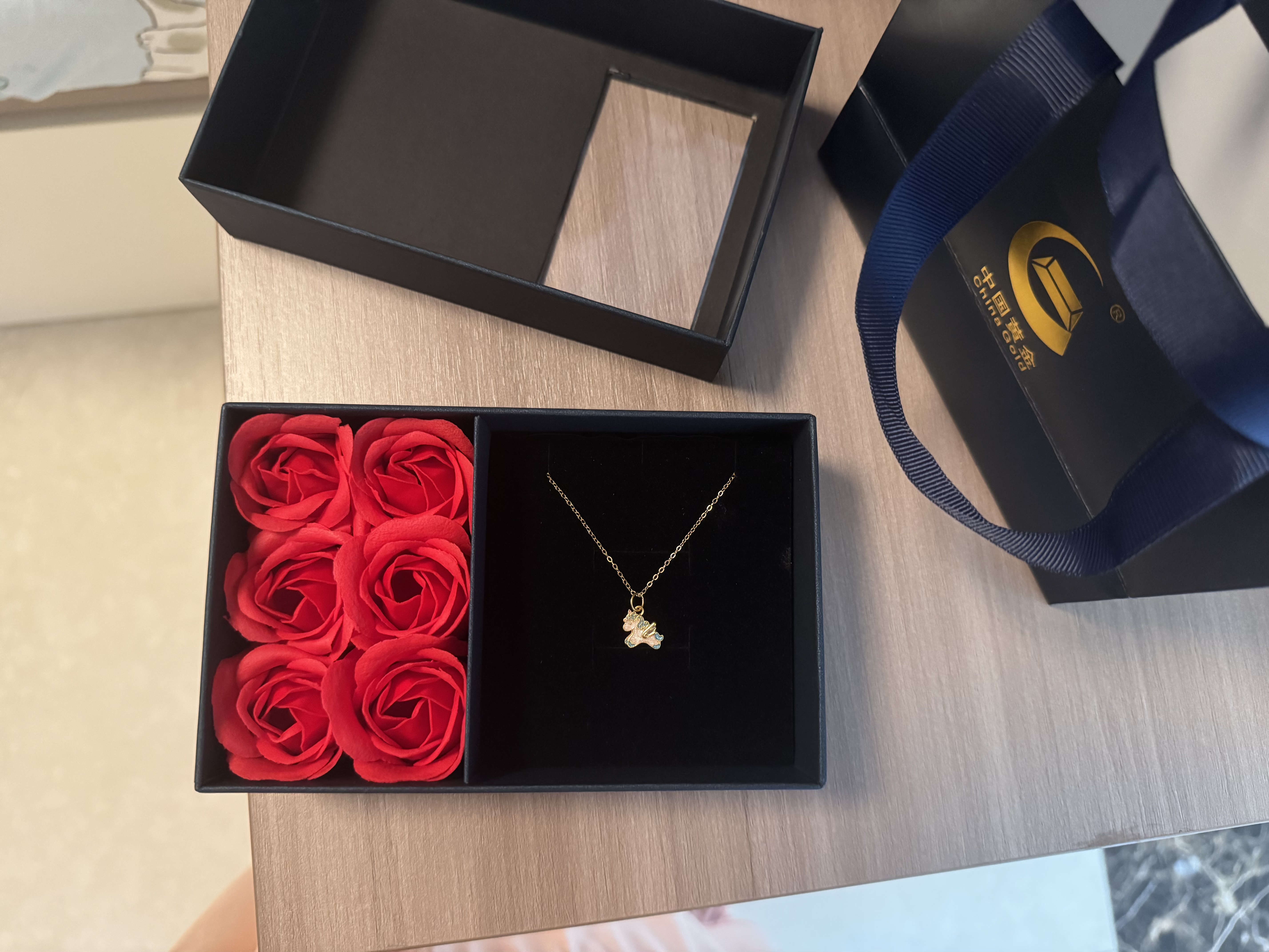 中国黄金（CHINA GOLD）黄金项链女足金独角兽小马吊坠挂坠套链生日礼物送女朋友老婆 足金吊坠约0.4g*配镀金银链【玫瑰礼盒】 实拍图