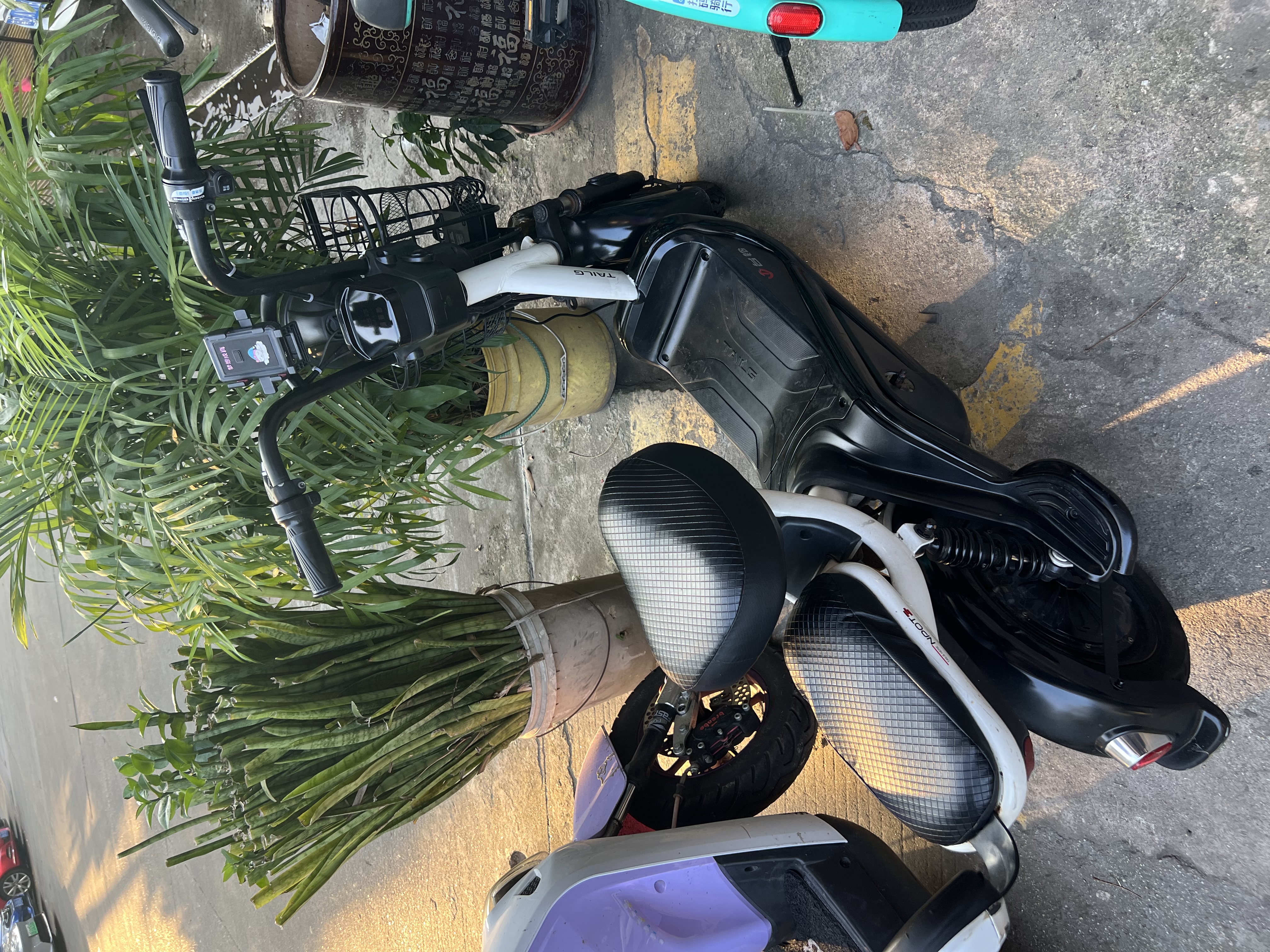 浪漫印记ROMANMARK电动车儿童座椅前置电瓶车宝宝坐椅踏板摩托车前置通配型通用安全凳适用于雅迪爱玛绿源9号电瓶车 黑色 【扶手】 3岁-6岁 实拍图