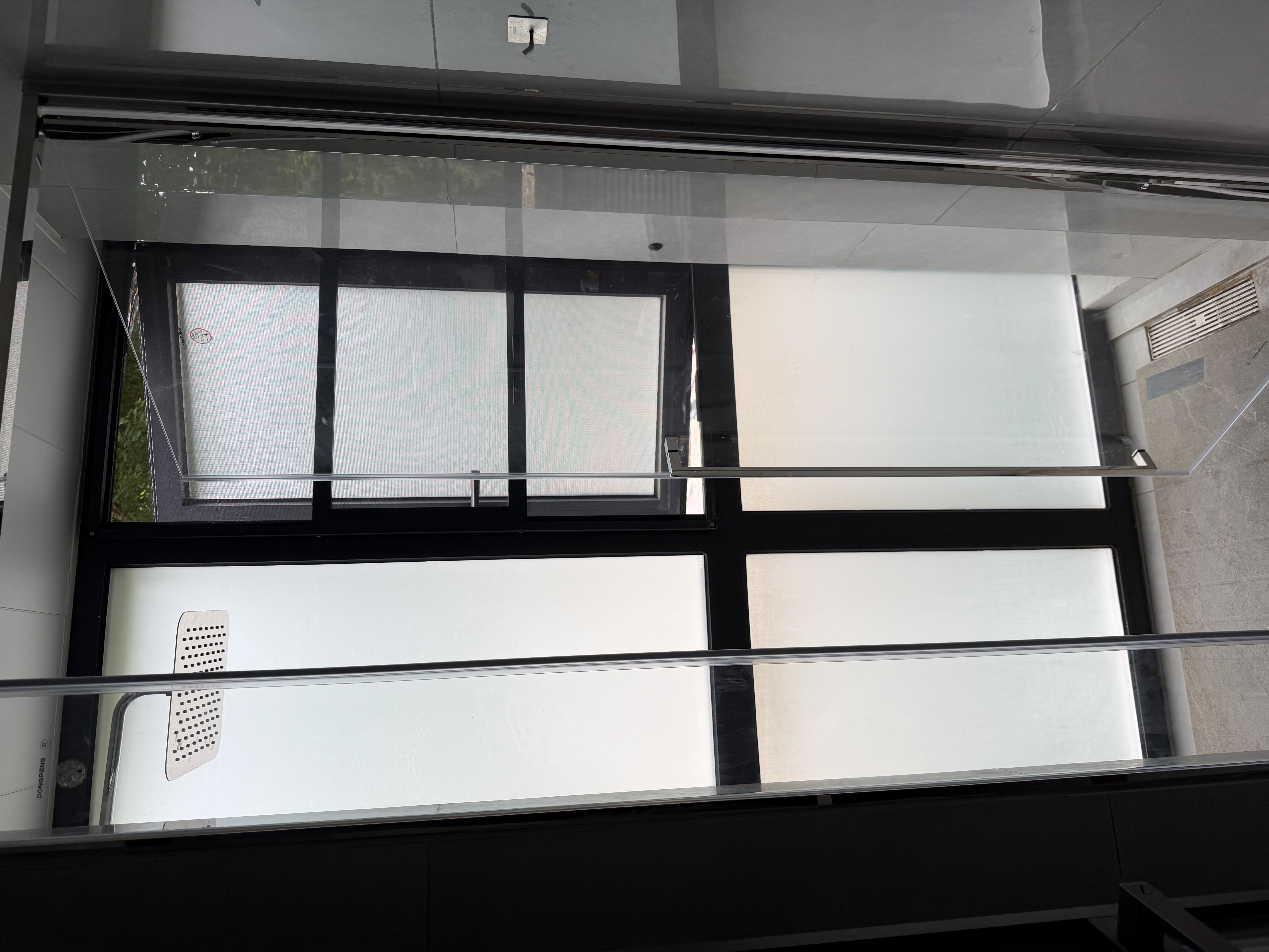 东鹏淋浴房一字浴室玻璃隔断浴屏淋浴隔断内外开极窄平开门干湿分离 0.8-0.89*2米 极窄内外开 【1.0壁厚不锈钢+一体轴】枪灰/雅黑/亮银可选 实拍图