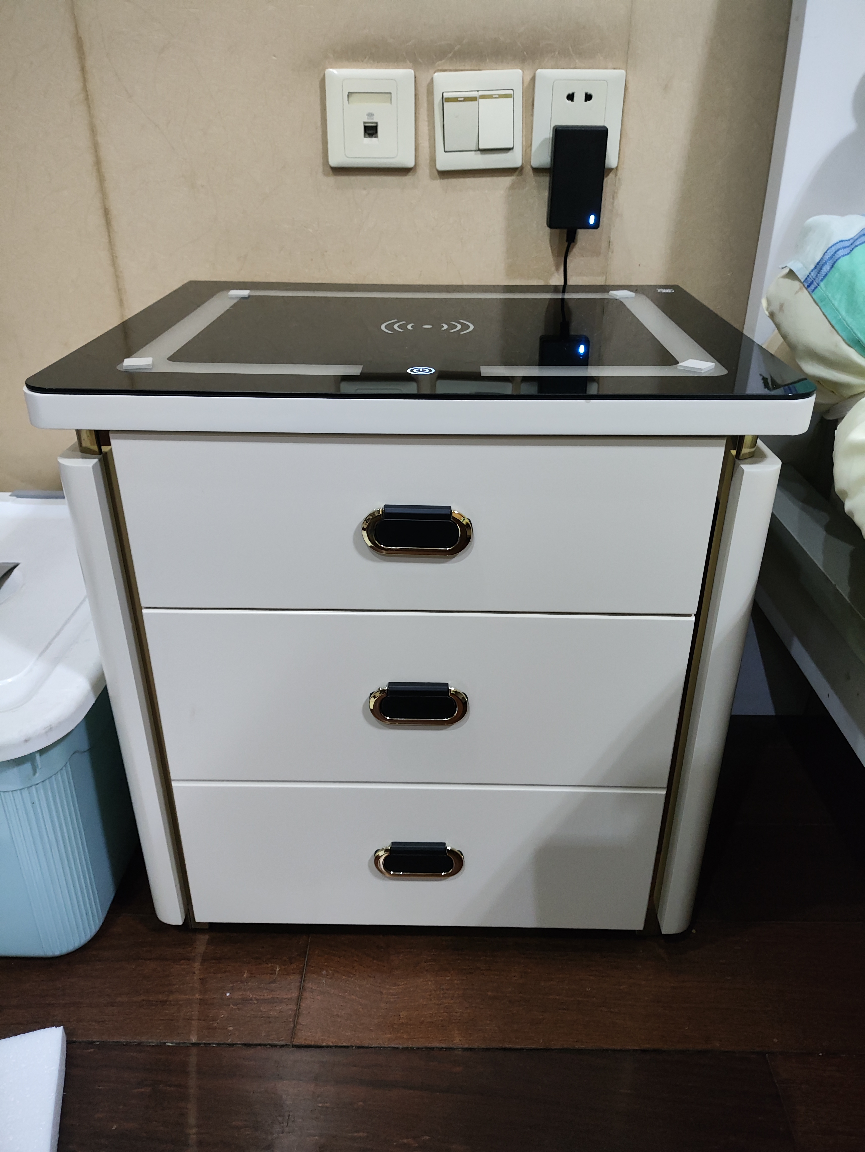 虎牌保险柜家用型智能床头柜保险柜一体隐藏式保险箱小型全钢防盗防搬走指纹密码锁 【轻奢款】灰色（无线充电+三色灯光+底部感应灯） 指纹款（指纹/密码/钥匙开启） 实拍图