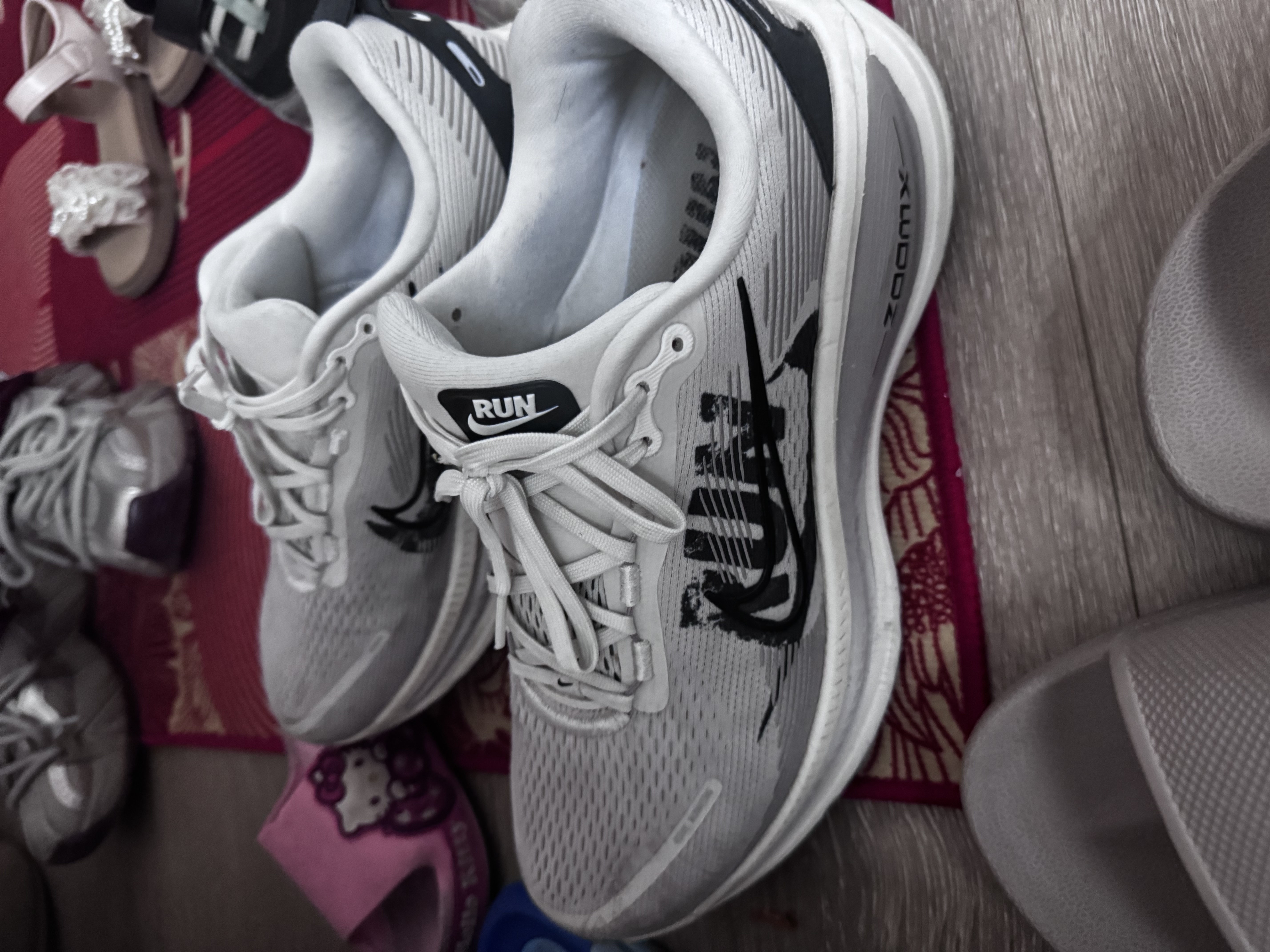 耐克NIKE男子跑步鞋减震 迈柔VOMERO 18 运动鞋HM6803-215黑灰 44 实拍图