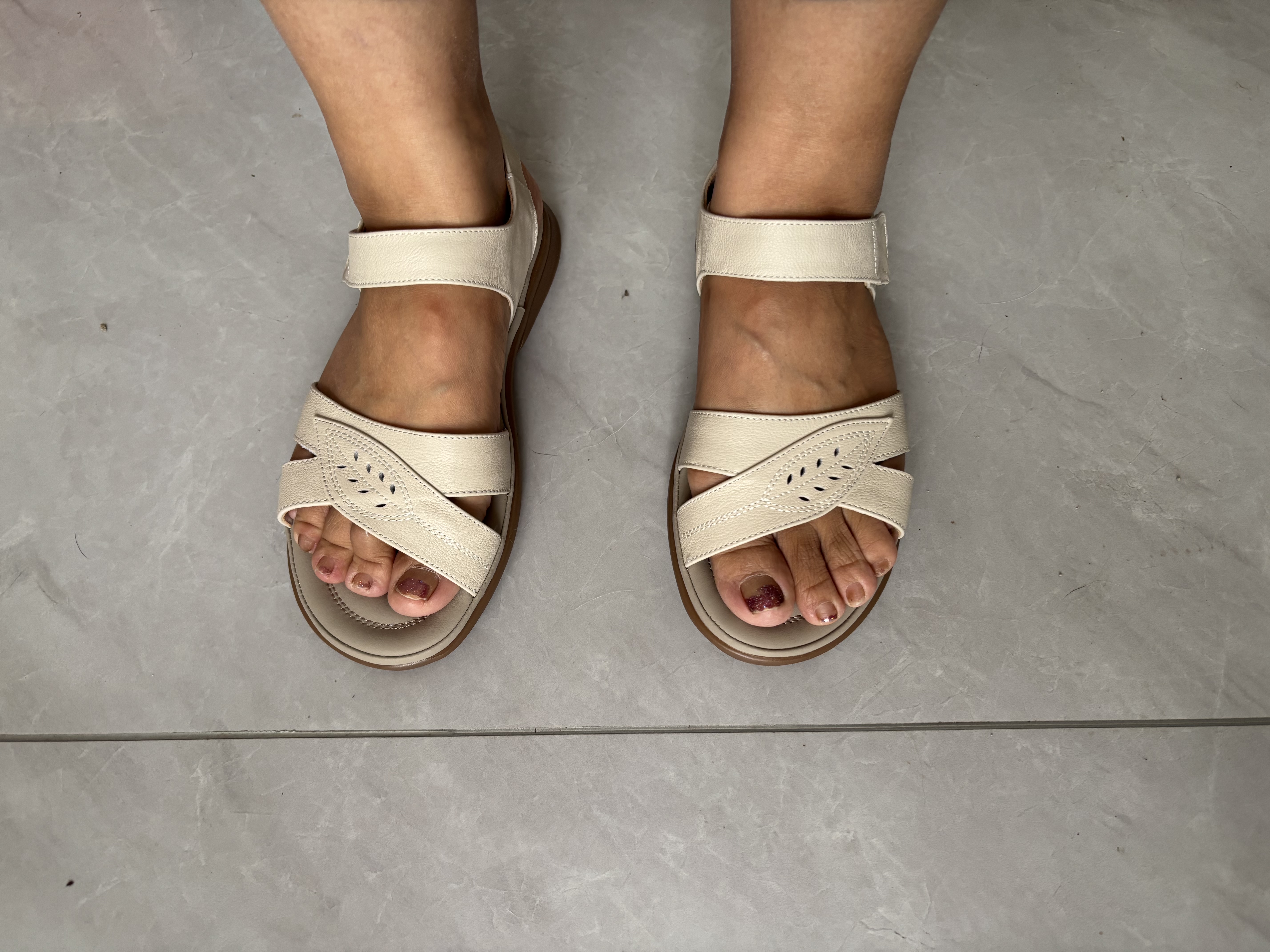 红蜻蜓皮凉鞋夏季软底舒适妈妈鞋子女坡跟软皮沙滩鞋女 WTK233142 实拍图